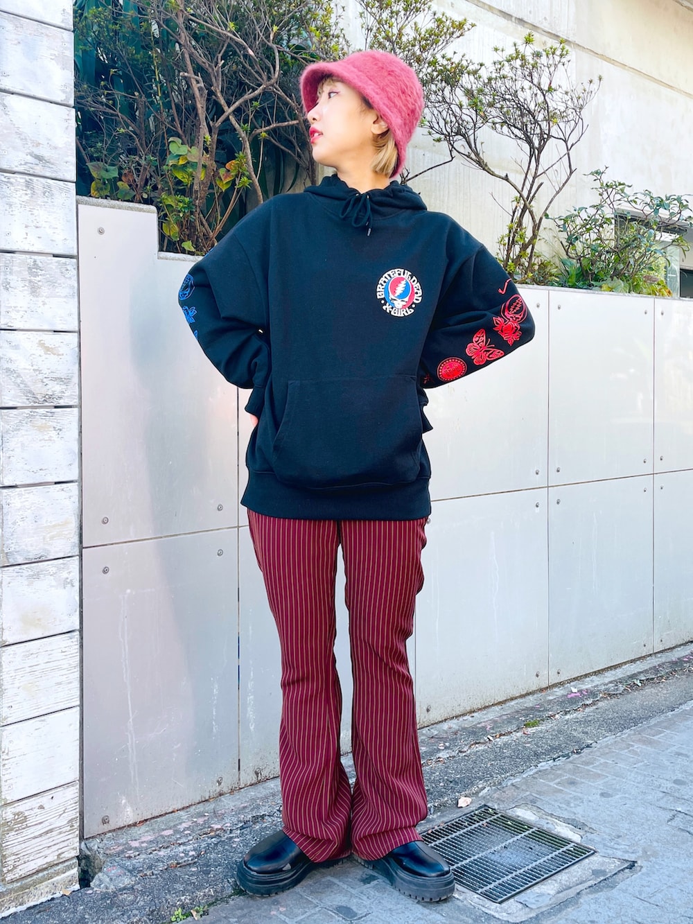 ブラウン系のその他パンツ、ブラック系のパーカー、ブラウン系のハットを着用したレディースの秋コーディネートの2枚目の写真