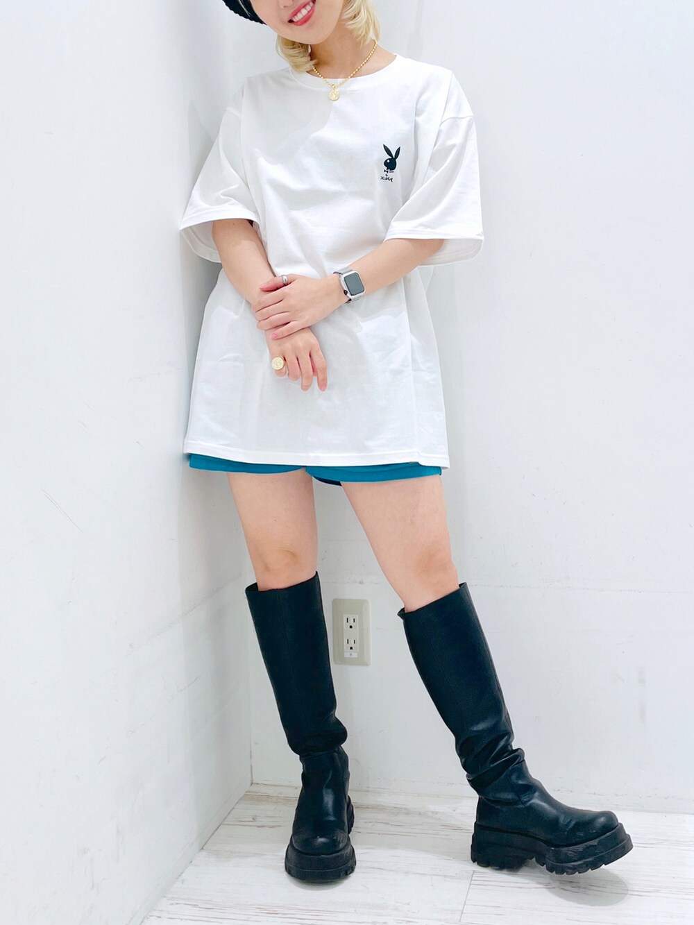 グリーン系のその他パンツ、ブラック系のハンチング/ベレー帽を着用したレディースの春コーディネートの2枚目の写真