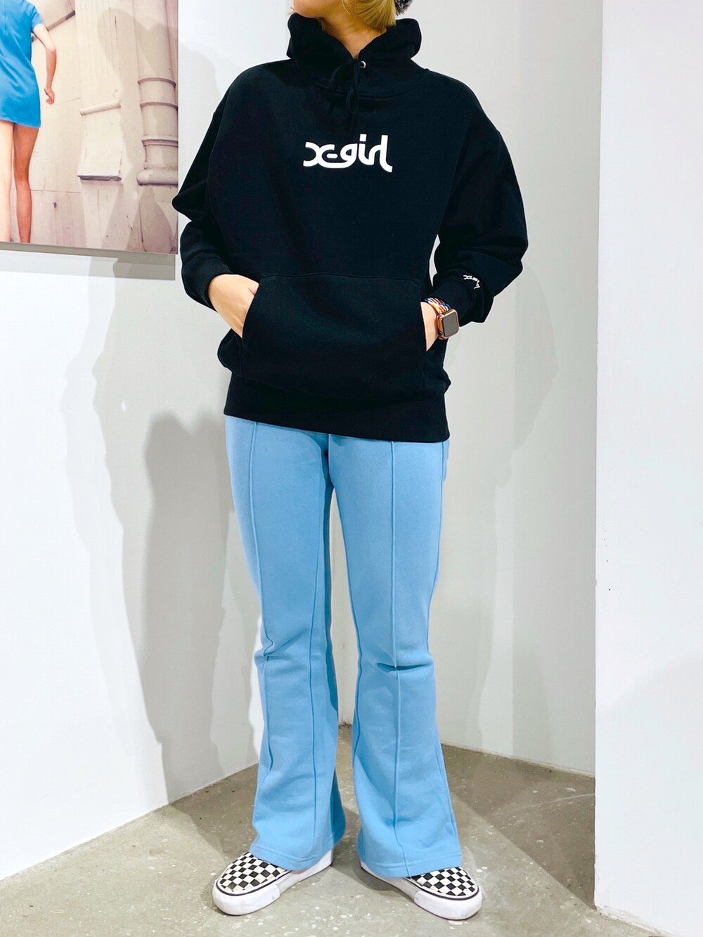 ブルー系のスウェットパンツ、ブラック系のパーカー、ブラック系のブルゾンを着用したレディースの秋コーディネートの2枚目の写真