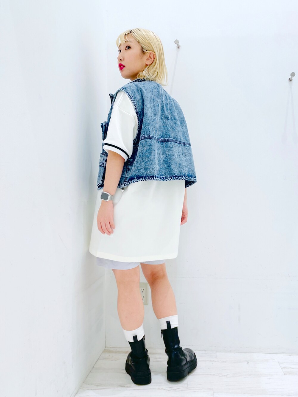 グレー系のその他パンツ、ブルー系のベスト、ホワイト系のTシャツ/カットソーを着用したレディースの春コーディネートの3枚目の写真