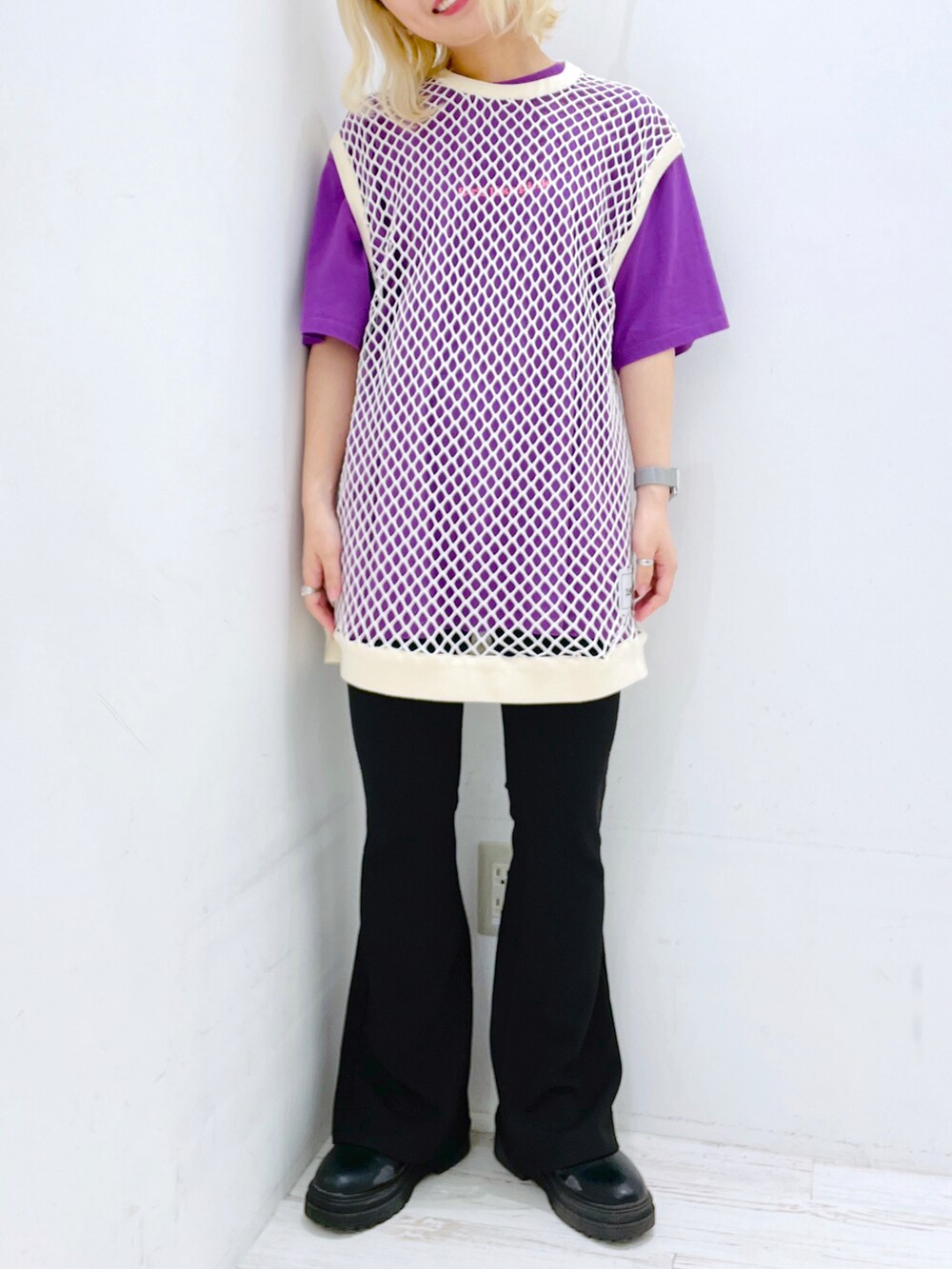 ブラック系のその他パンツ、ホワイト系のTシャツ/カットソー、パープル系のTシャツ/カットソーを着用したレディースの春コーディネートの3枚目の写真