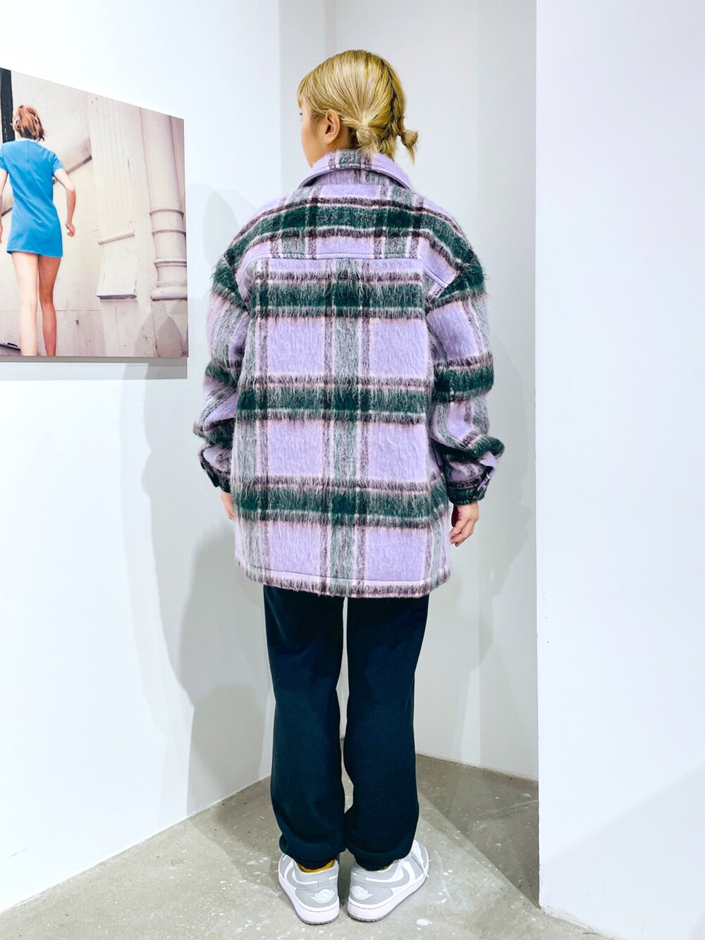 ブラック系のスウェットパンツ、ブラック系のスウェット、パープル系のその他アウターを着用したレディースの秋コーディネートの3枚目の写真