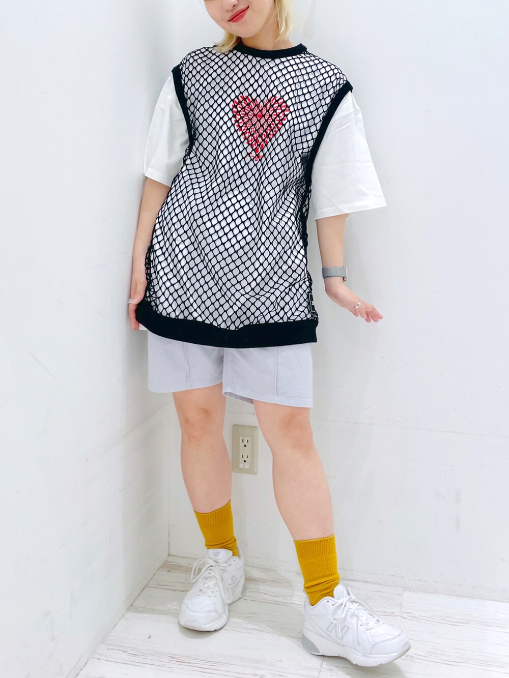 グレー系のその他パンツ、ブラック系のTシャツ/カットソー、ホワイト系のTシャツ/カットソーを着用したレディースの春コーディネートの2枚目の写真