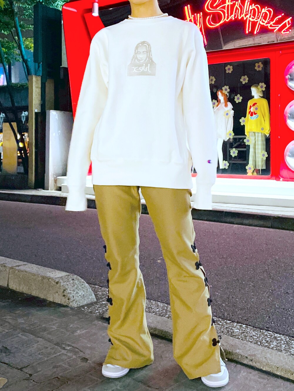 ベージュ系のその他パンツ、ホワイト系のスウェット、ブラック系のマフラーを着用したレディースの秋コーディネートの5枚目の写真