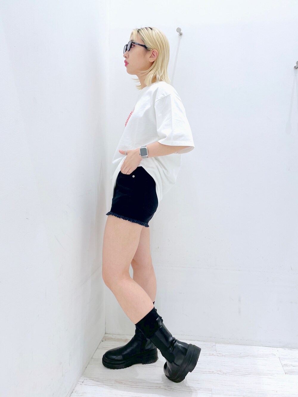 ホワイト系のTシャツ/カットソー、ブラック系のデニムパンツを着用したレディースの春コーディネートの3枚目の写真