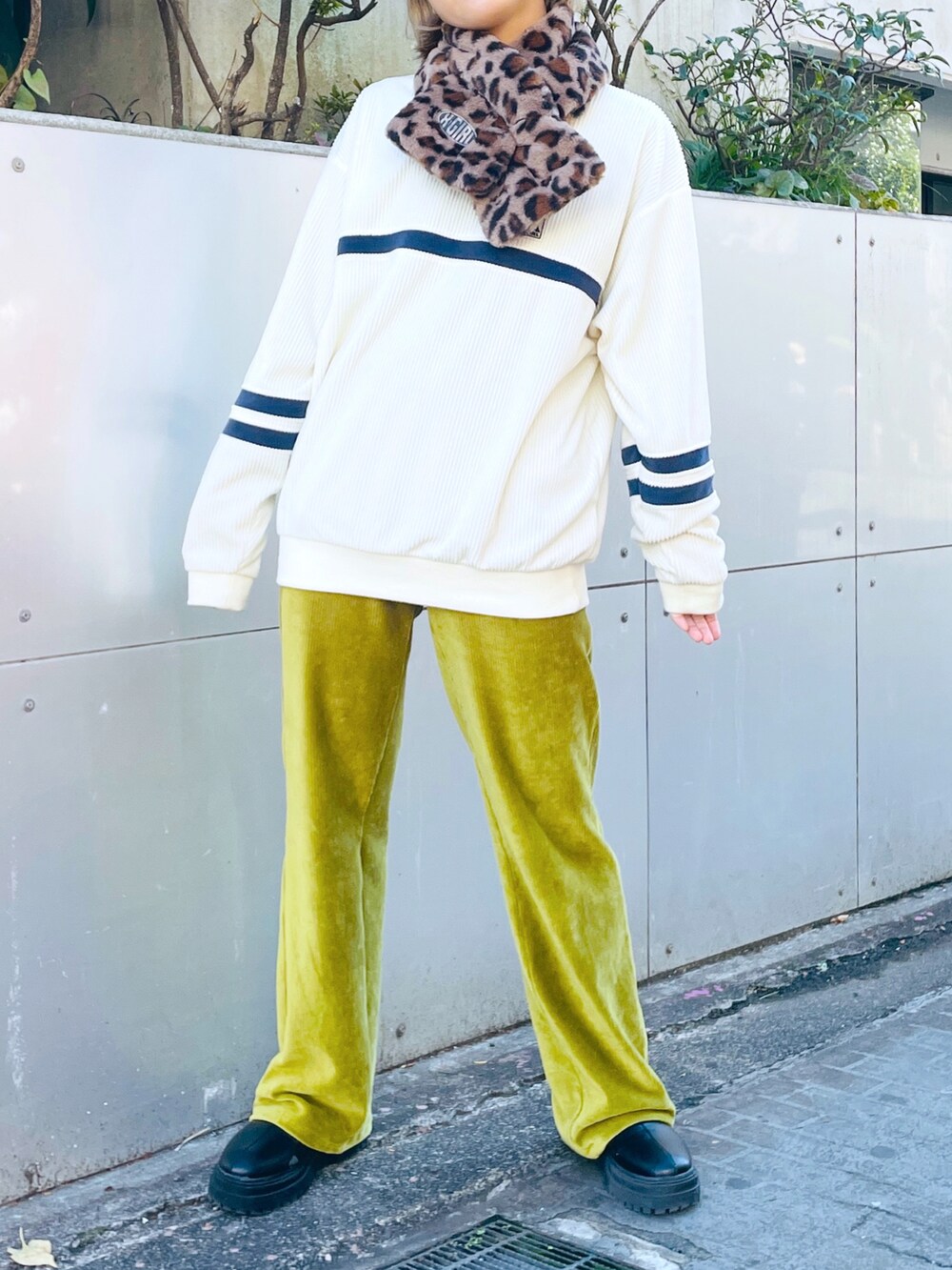 ホワイト系のTシャツ/カットソー、グリーン系のその他パンツ、ブラック系のブーツを着用したレディースの秋コーディネートの3枚目の写真