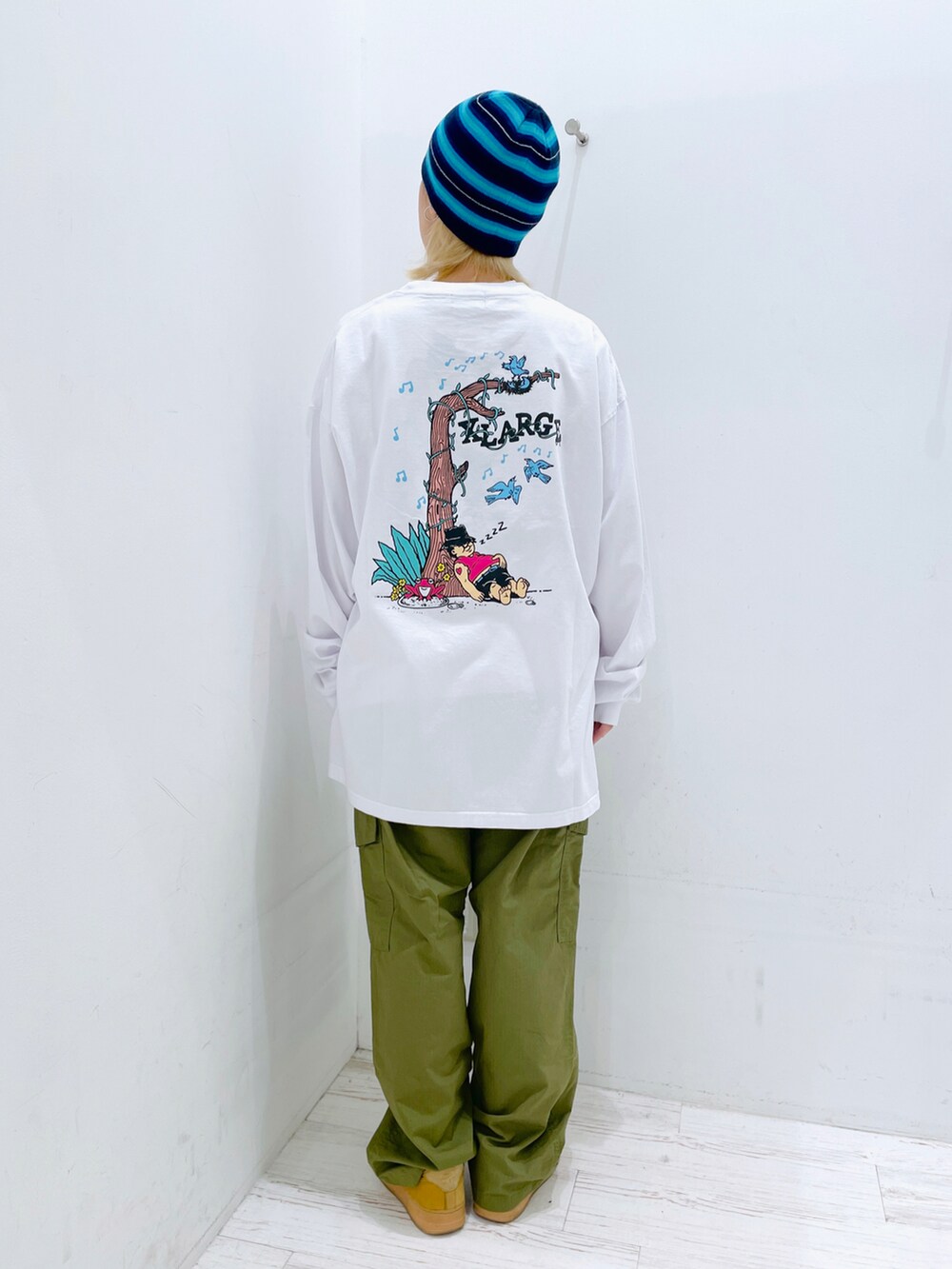 グリーン系のその他パンツ、ホワイト系のTシャツ/カットソー、ブルー系のキャップを着用したレディースの春コーディネートの3枚目の写真