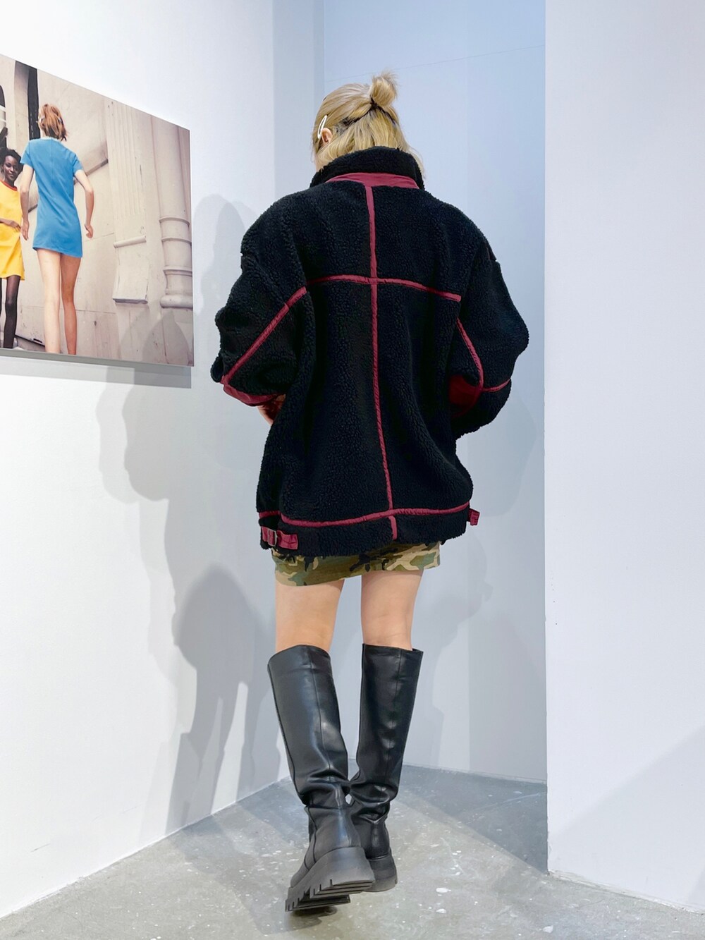 その他のTシャツ/カットソー、その他のスカート、ブラック系のブルゾンを着用したレディースの冬コーディネートの3枚目の写真