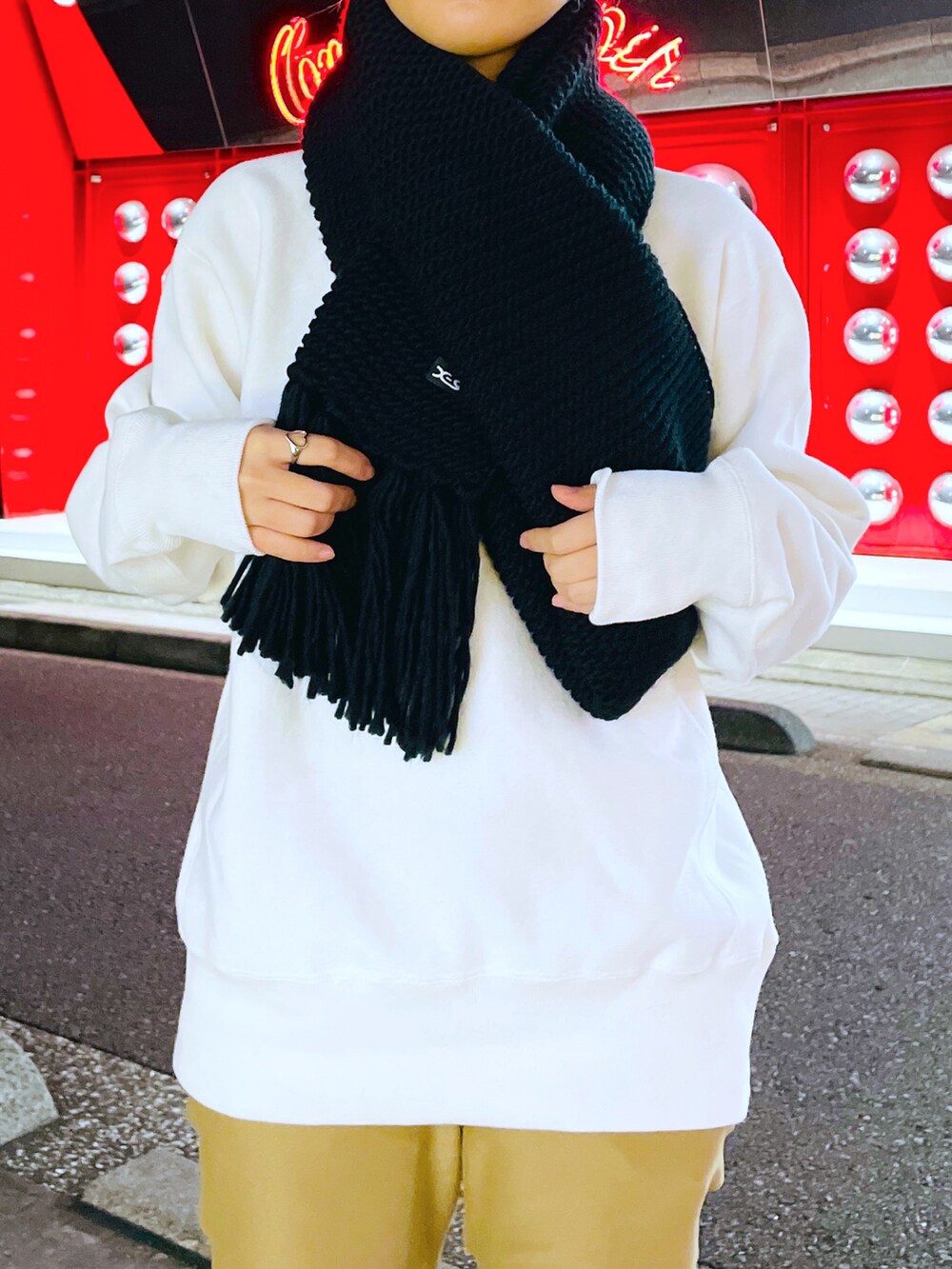 ベージュ系のその他パンツ、ホワイト系のスウェット、ブラック系のマフラーを着用したレディースの秋コーディネートの2枚目の写真