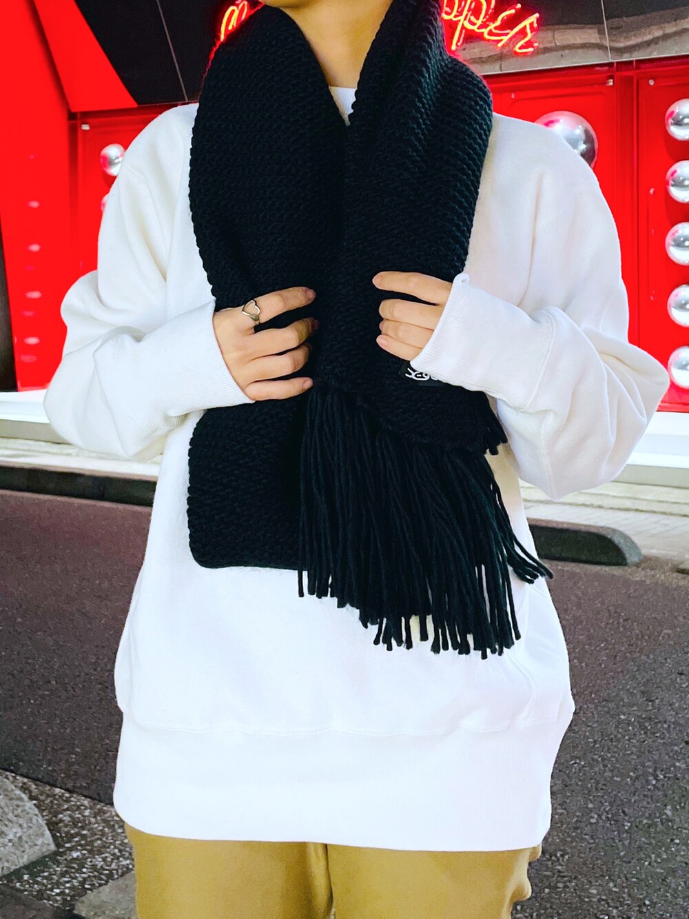 ベージュ系のその他パンツ、ホワイト系のスウェット、ブラック系のマフラーを着用したレディースの秋コーディネートの3枚目の写真