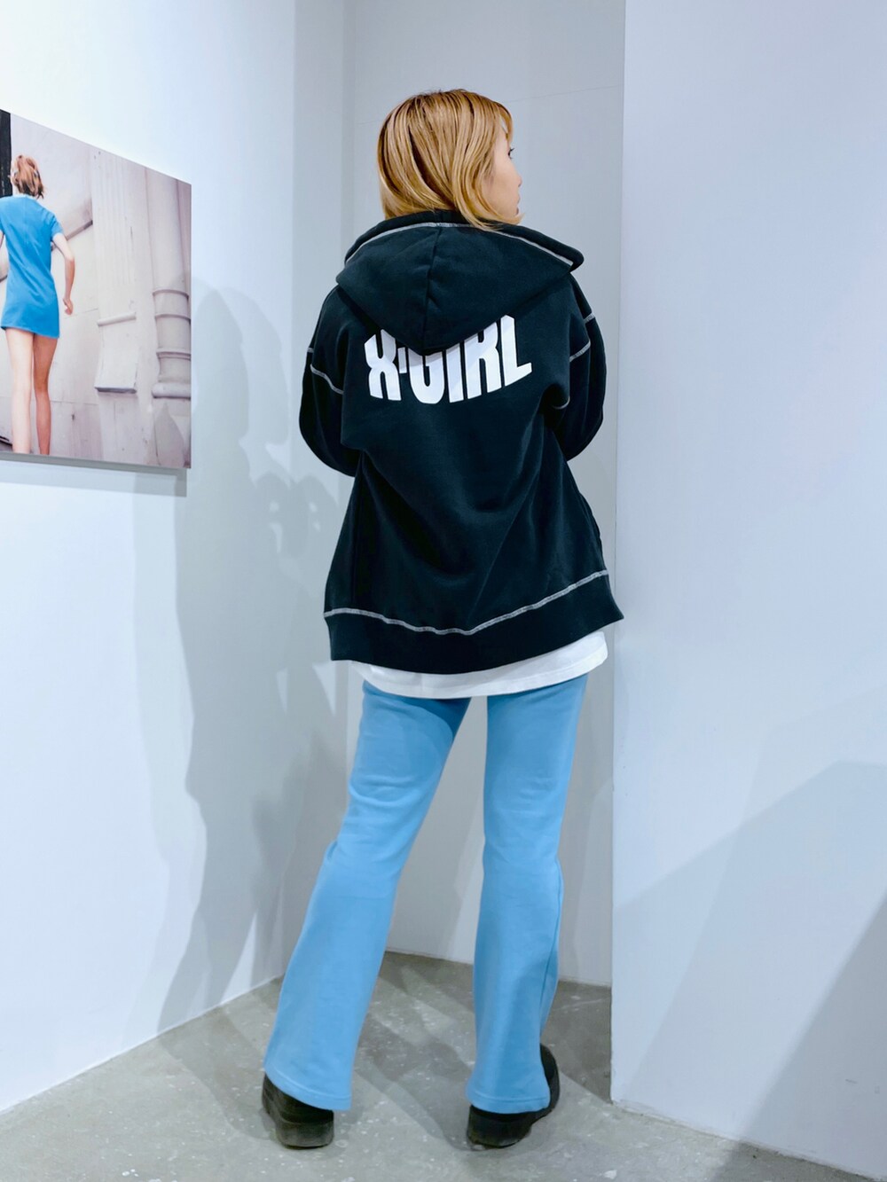 ブルー系のスウェットパンツ、ホワイト系のTシャツ/カットソー、グレー系のパーカーを着用したレディースの冬コーディネートの2枚目の写真