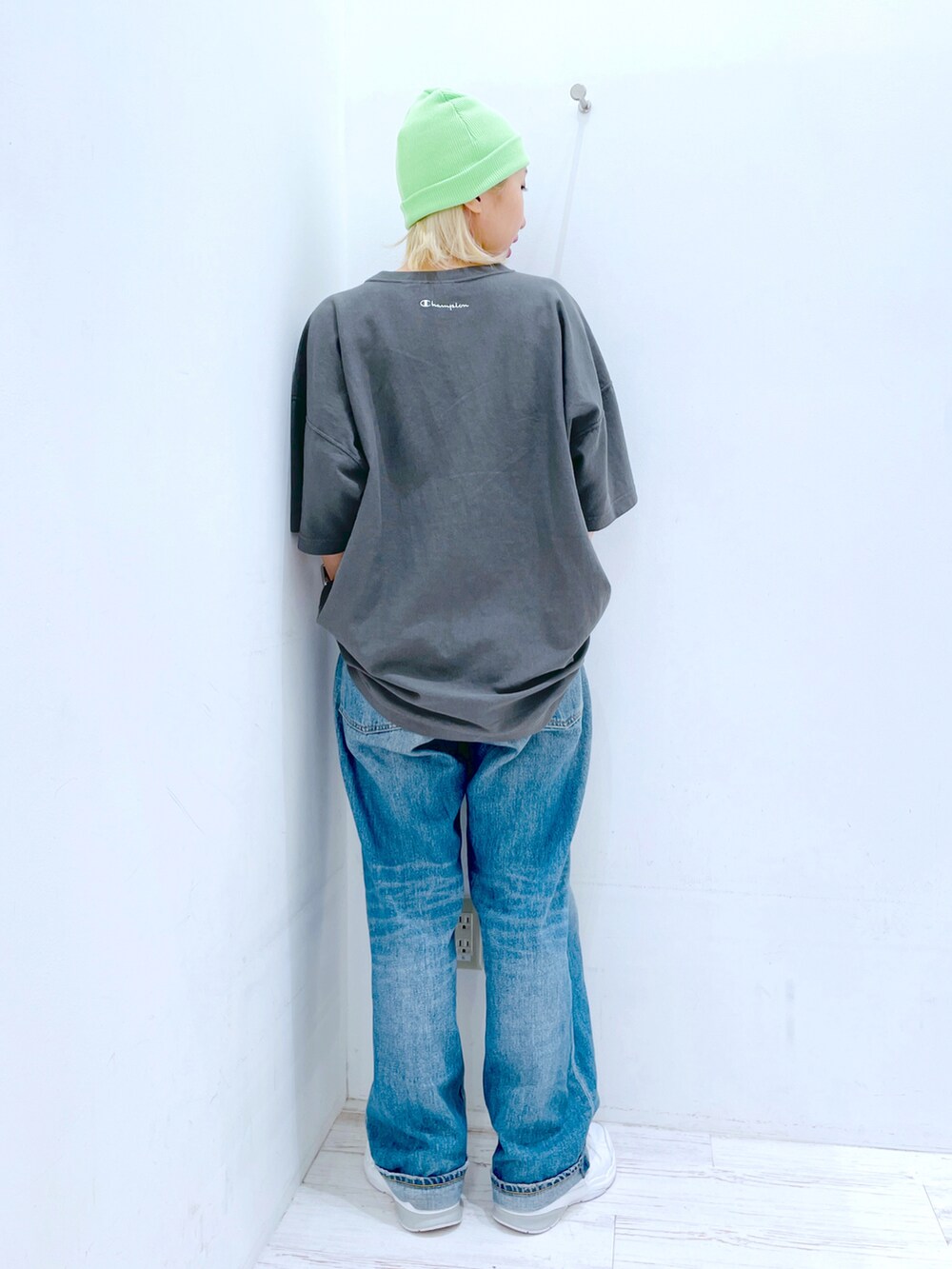 ブラック系のTシャツ/カットソー、ブルー系のデニムパンツ、グリーン系のニットキャップ/ビーニーを着用したレディースの春コーディネートの3枚目の写真