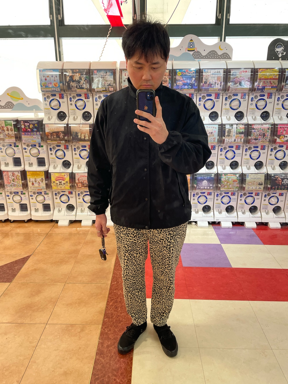 その他のその他パンツ、ブラック系のスニーカー、ゴールド系のリングを着用したメンズの冬コーディネートの2枚目の写真