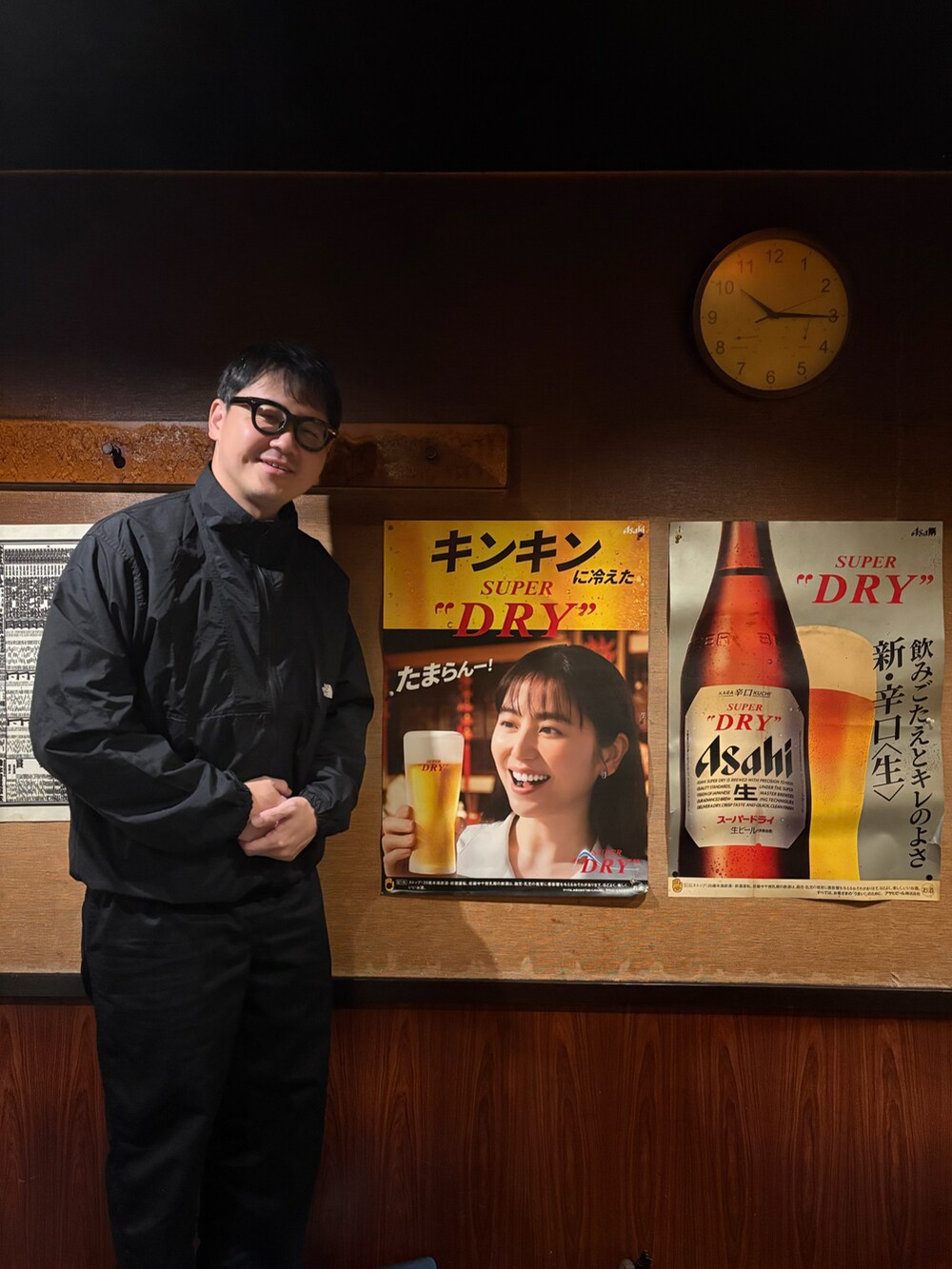 シルバー系のリング、ホワイト系のソックス/靴下、ブラック系のメガネを着用したメンズの秋コーディネートの2枚目の写真