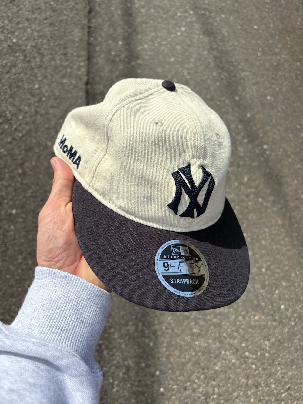 グレー系のスウェット、ブラック系のチノパンツ、シルバー系のピアス（両耳用）を着用したメンズの春コーディネートの3枚目の写真