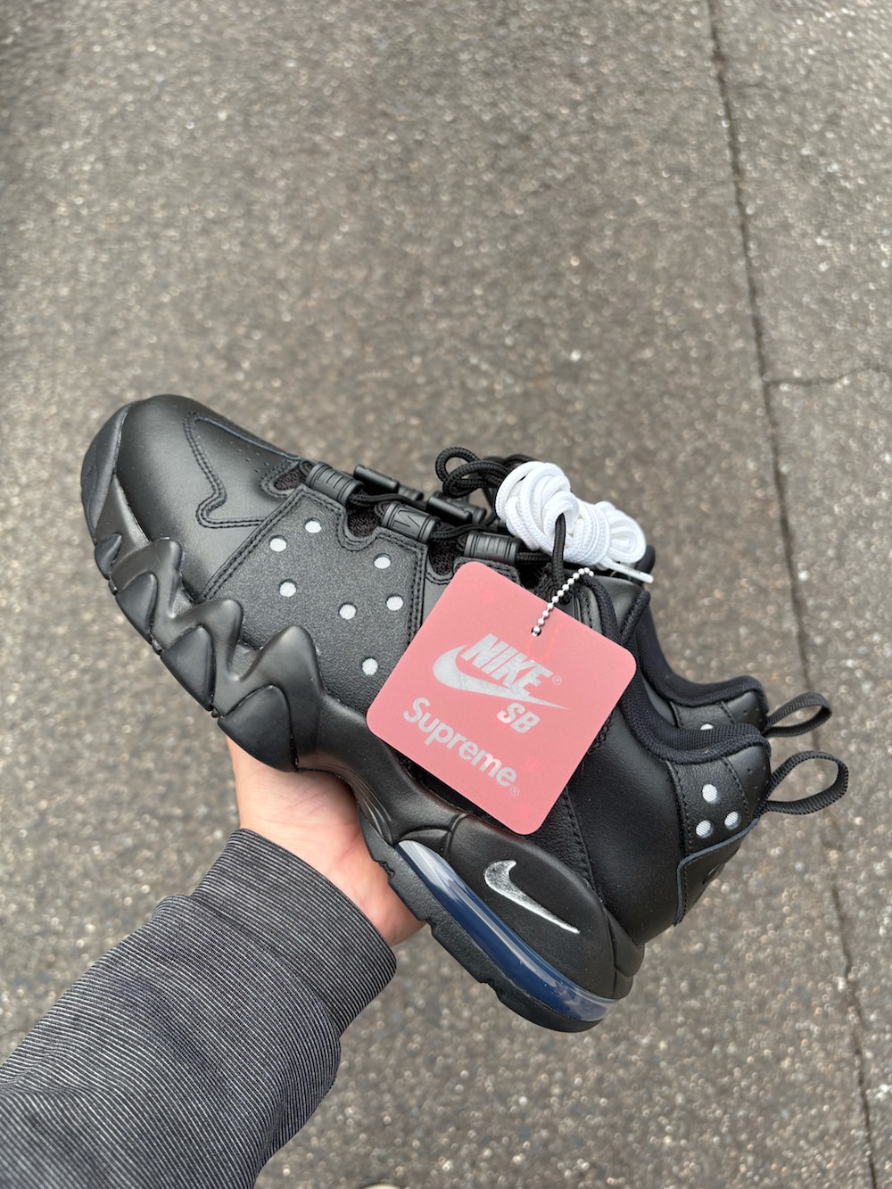 グレー系のスウェット、ブラック系のチノパンツ、シルバー系のピアス（両耳用）を着用したメンズの春コーディネートの2枚目の写真