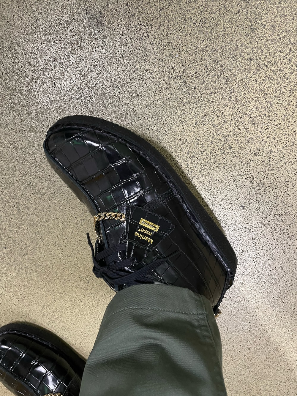 ゴールド系のリングを着用したメンズの秋コーディネートの2枚目の写真