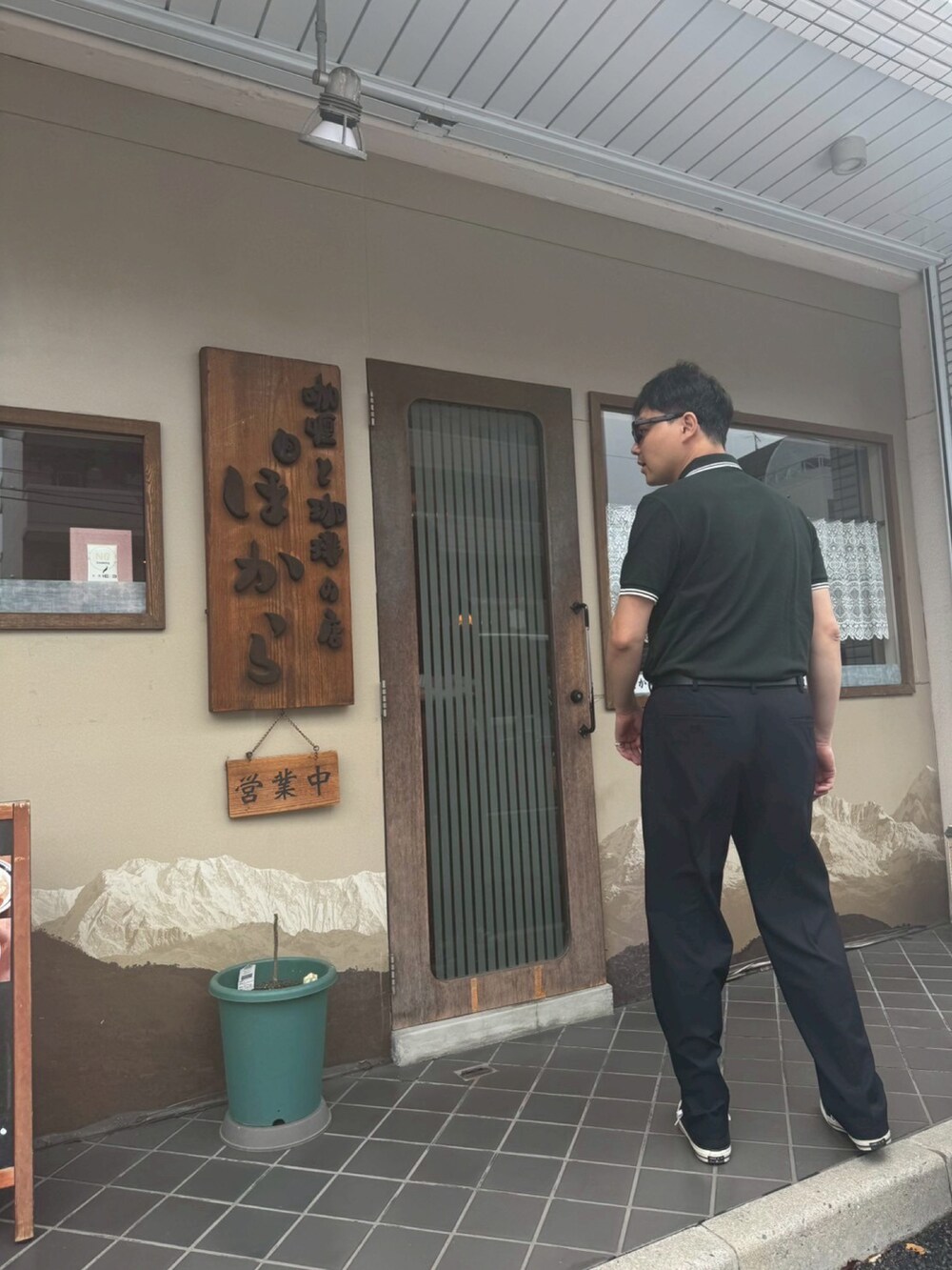 ブラック系のメガネを着用したメンズの夏コーディネートの2枚目の写真