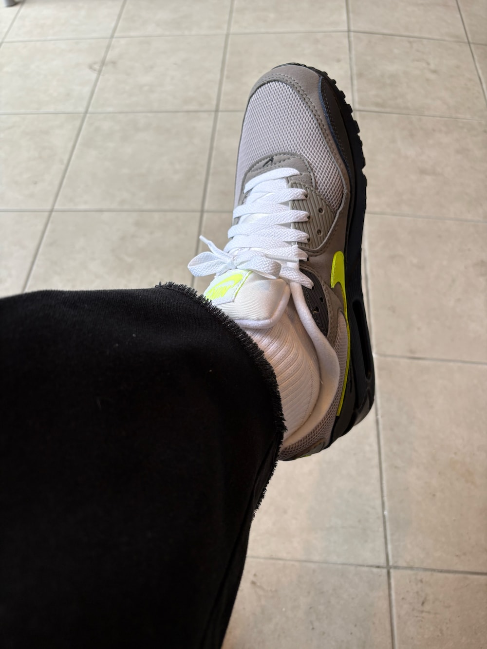 グレー系のTシャツ/カットソー、ブラック系のチノパンツ、ゴールド系のリングを着用したメンズの春コーディネートの2枚目の写真