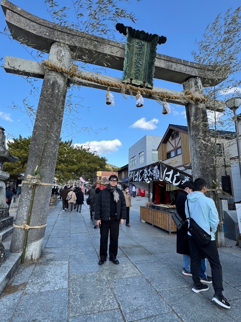 ブラック系のノーカラージャケット、ブラック系のメガネ、シルバー系のキーホルダーを着用したメンズの冬コーディネートの2枚目の写真