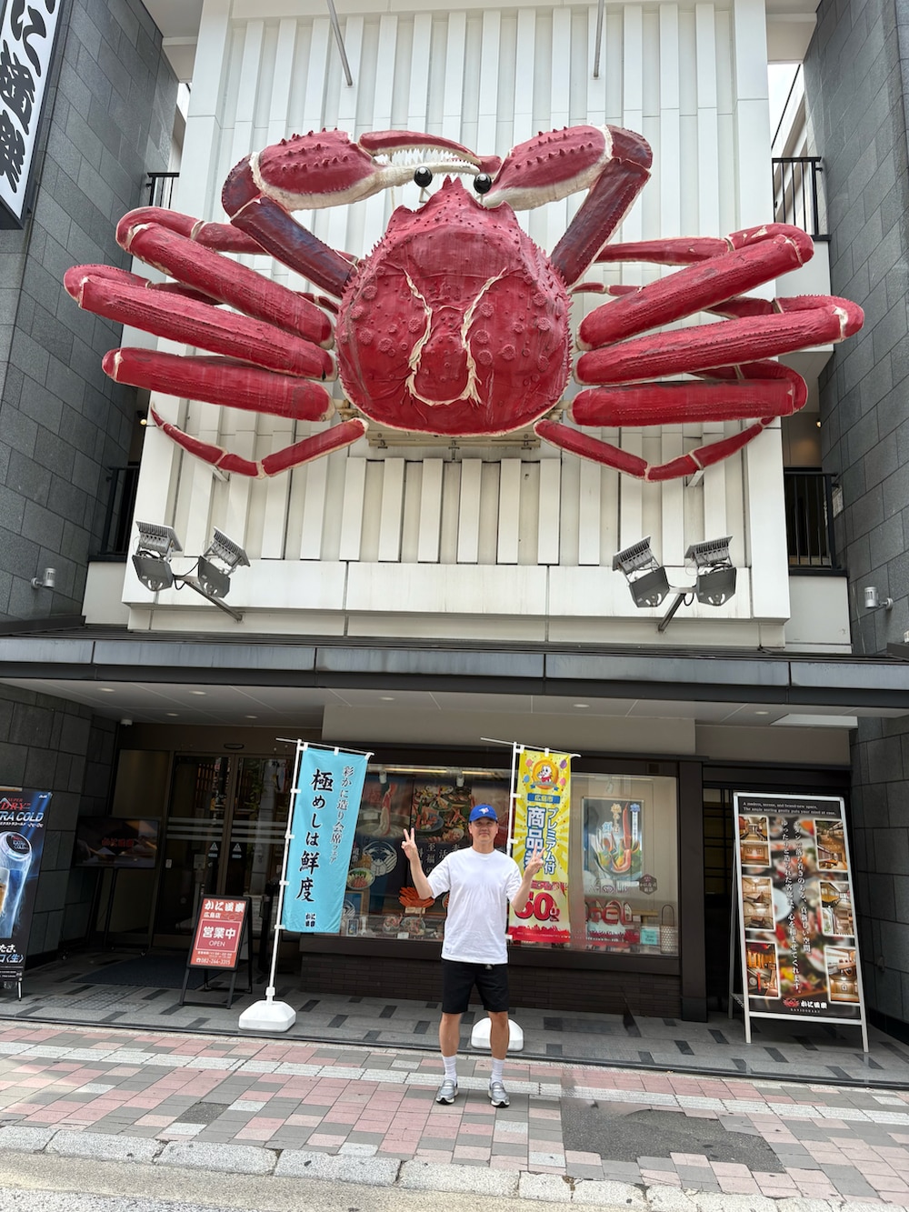 シルバー系のローファー、ホワイト系のTシャツ/カットソー、ブラック系のその他小物を着用したメンズの夏コーディネートの2枚目の写真