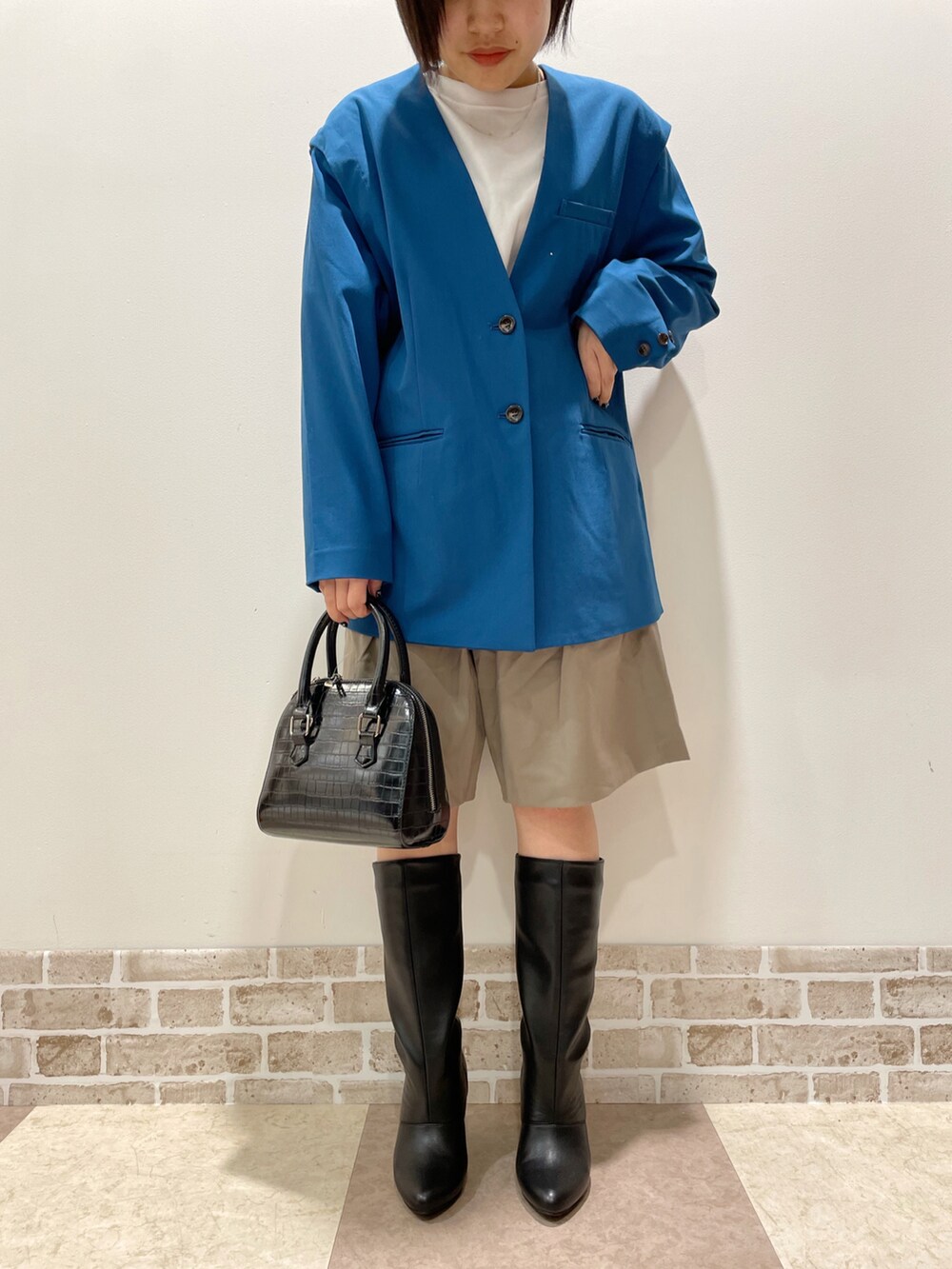 「ジャケット、カジュアル、ショートパンツ、KBF、アーバンリサーチ、冬コーデ、ロングブーツ、ハーフパンツ、ootd、ミニバッグ、カジュアルコーデ、お洒落さんとつながりたい、オトナ女子、ブルベ冬、ITEMS URBANRESEARCH」|「KBFの2WAYノーカラージャケット(ノーカラージャケット、ブルー系)」を使った、伊藤さん(レディース・151cm)の秋コーディネートの3枚目の写真