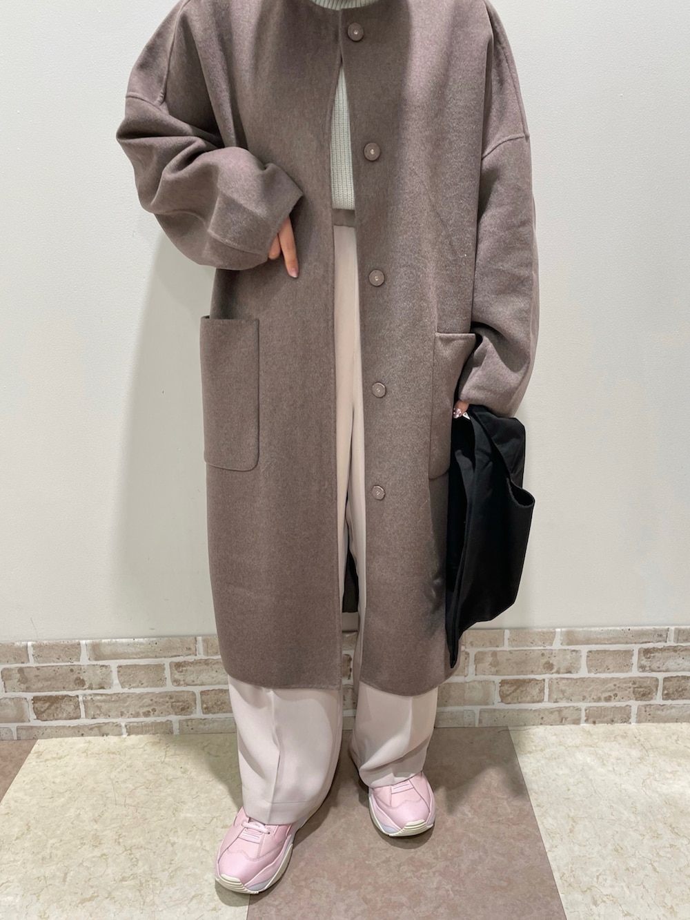 ブラウン系のその他アウター、グレー系のニット/セーター、ベージュ系のパンツを着用したレディースの冬コーディネートの3枚目の写真