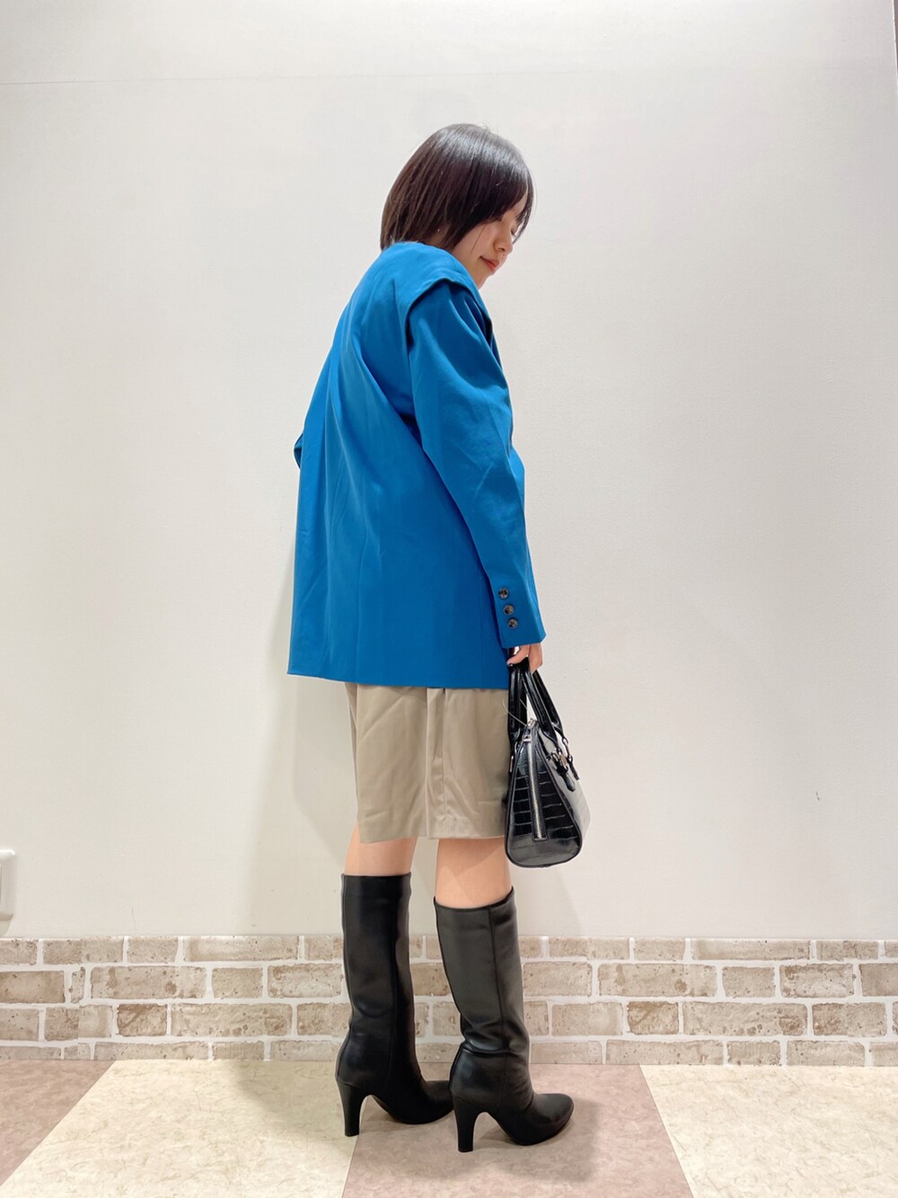 「ジャケット、カジュアル、ショートパンツ、KBF、アーバンリサーチ、冬コーデ、ロングブーツ、ハーフパンツ、ootd、ミニバッグ、カジュアルコーデ、お洒落さんとつながりたい、オトナ女子、ブルベ冬、ITEMS URBANRESEARCH」|「KBFの2WAYノーカラージャケット(ノーカラージャケット、ブルー系)」を使った、伊藤さん(レディース・151cm)の秋コーディネートの2枚目の写真
