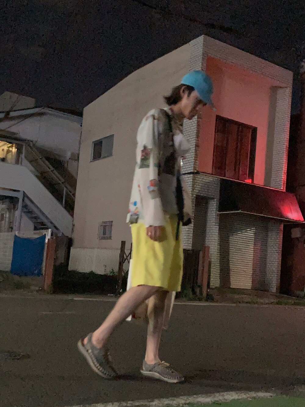 ホワイト系のトップス、イエロー系のその他パンツ、ブルー系のキャップを着用したメンズの秋コーディネートの2枚目の写真