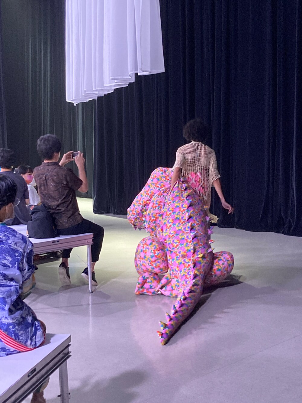 ホワイト系のトップス、イエロー系のブルゾン、その他のブレスレットを着用したメンズの秋コーディネートの2枚目の写真