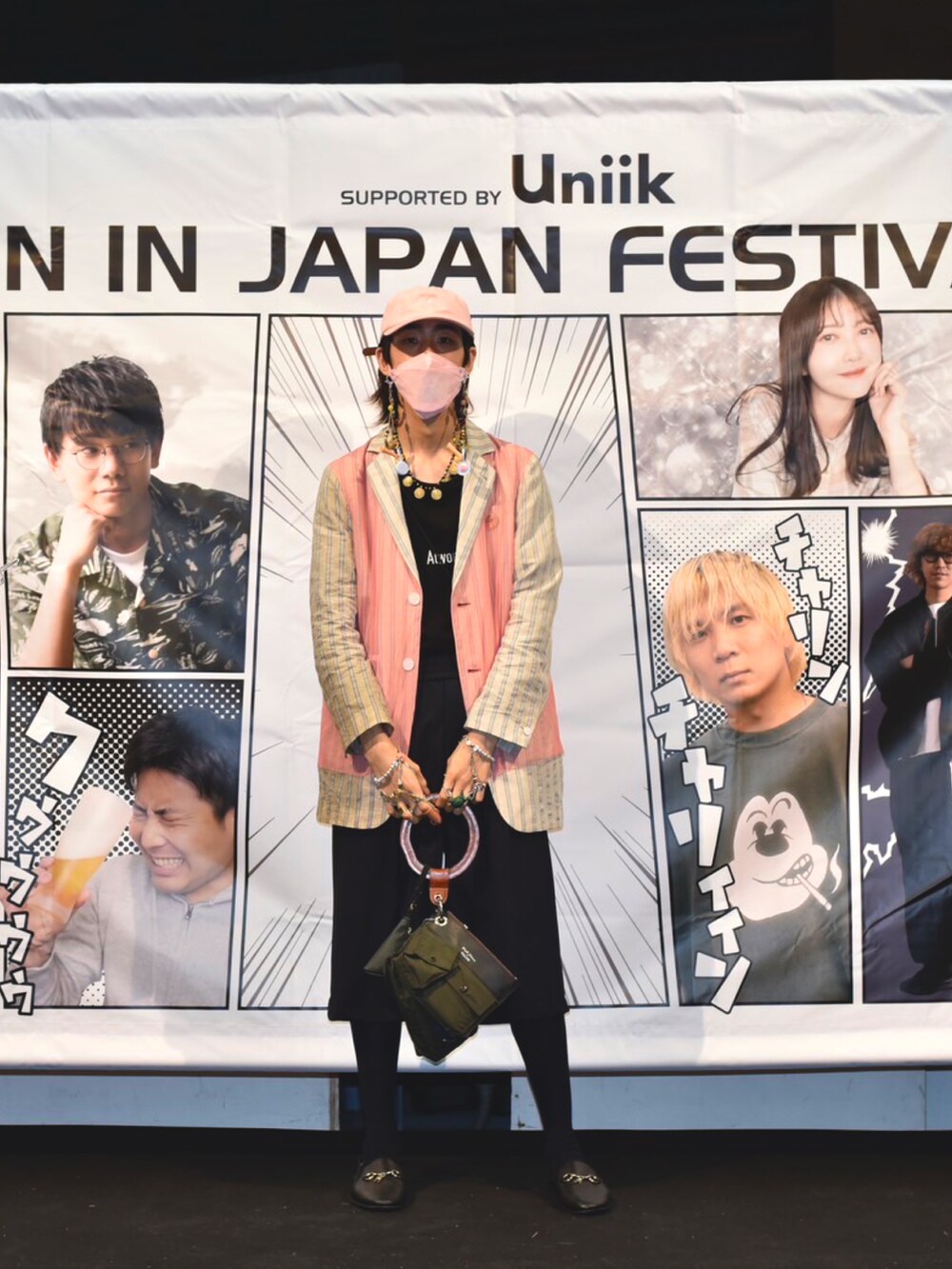 ピンク系のジャケット/アウター、ホワイト系のTシャツ/カットソー、グリーン系のバッグを着用したメンズの秋コーディネートの2枚目の写真