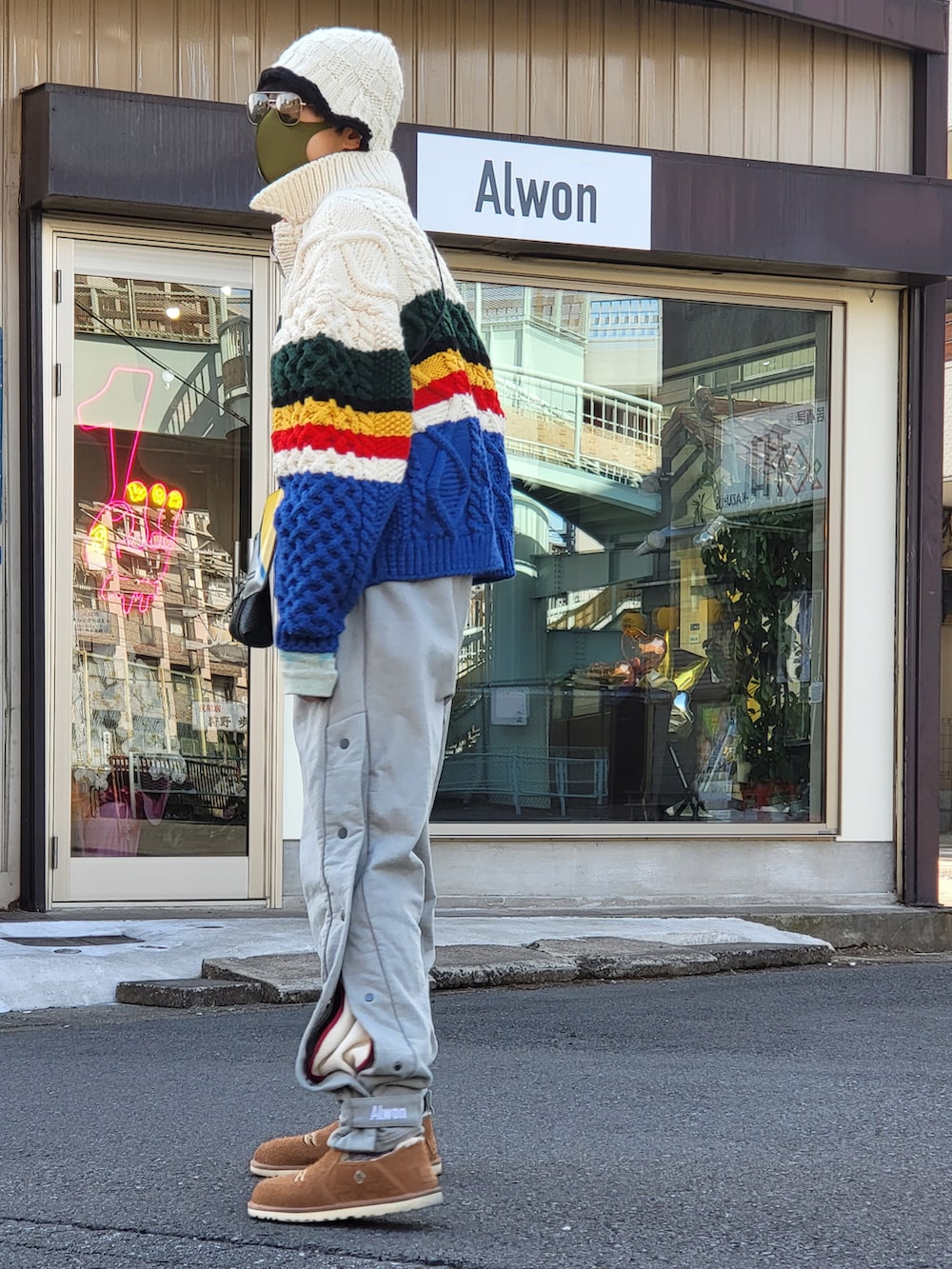 その他のトップス、グレー系のスウェットパンツ、ブラウン系のブーツを着用したメンズの冬コーディネートの2枚目の写真