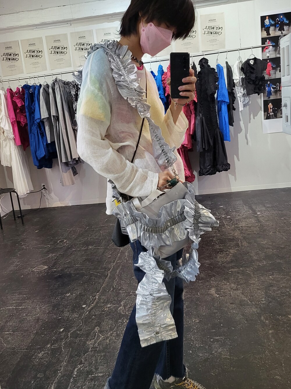 ホワイト系のその他トップス、シルバー系のファッション雑貨を着用したメンズの秋コーディネートの2枚目の写真