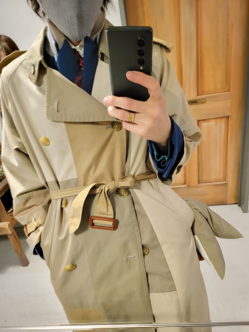 ブルー系のテーラードジャケット、ブラック系のスリッポン、レッド系のネクタイを着用したメンズの冬コーディネートの2枚目の写真