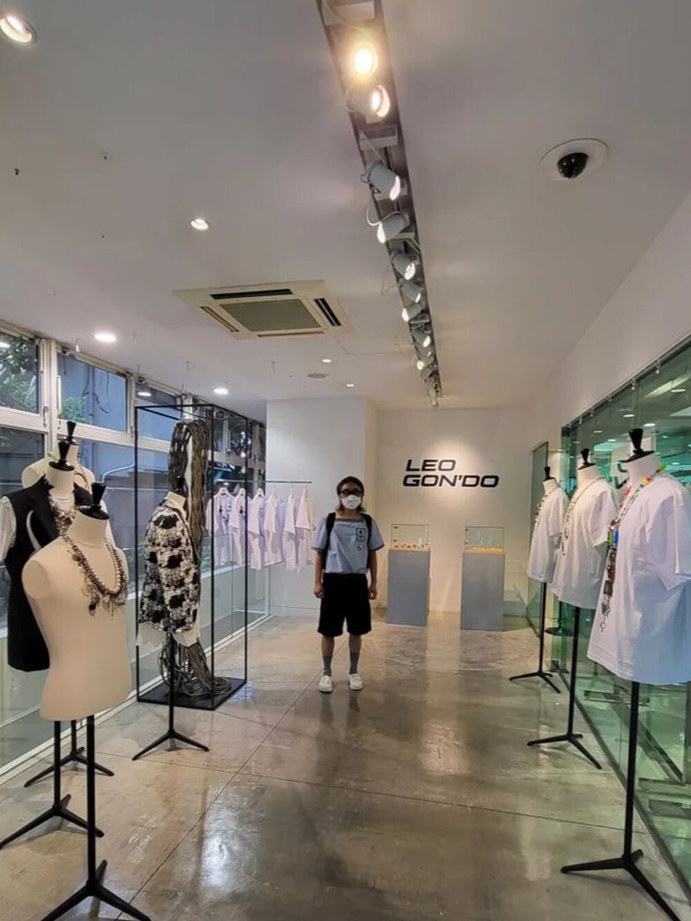 その他のシャツ/ブラウス、ブルー系のその他パンツ、グレー系のサンダルを着用したメンズの夏コーディネートの4枚目の写真