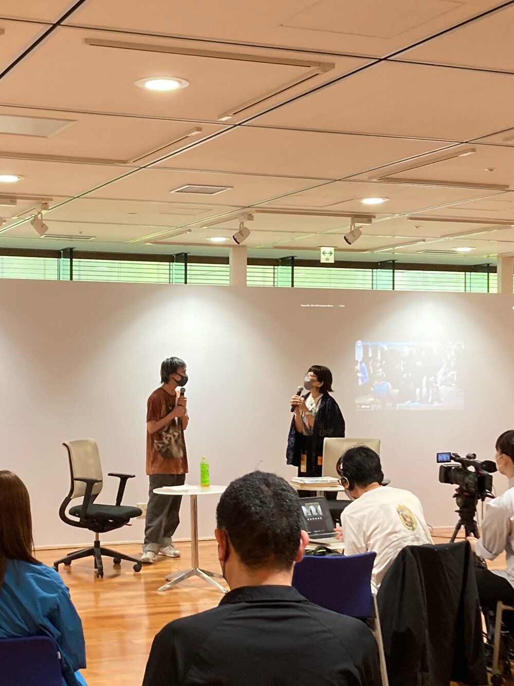 ホワイト系のTシャツ/カットソー、ホワイト系のオールインワン・サロペット、その他のスニーカーを着用したメンズの夏コーディネートの3枚目の写真