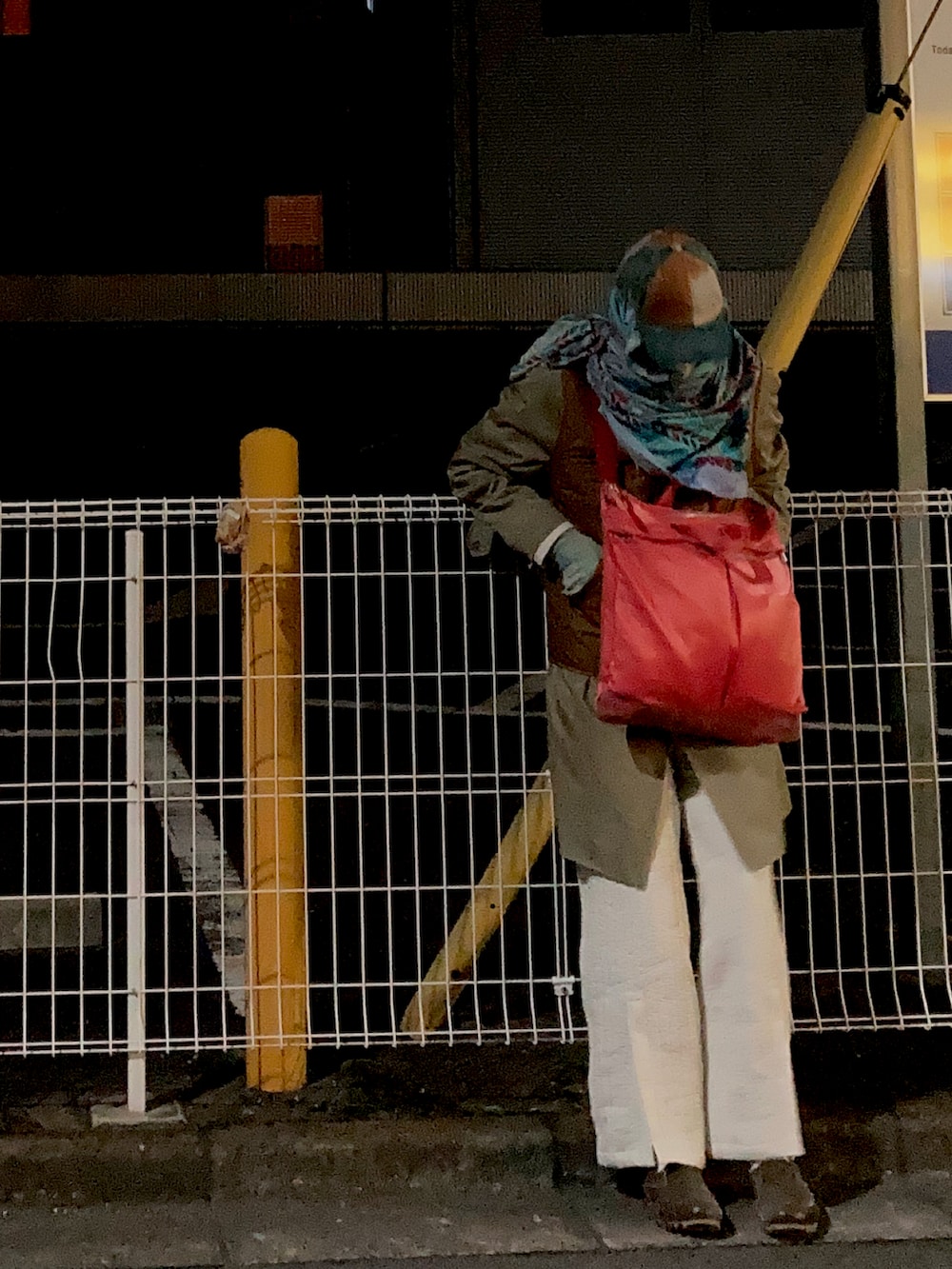 ホワイト系のその他パンツ、レッド系のバッグ、ブルー系のストール/ショールを着用したメンズの冬コーディネートの2枚目の写真