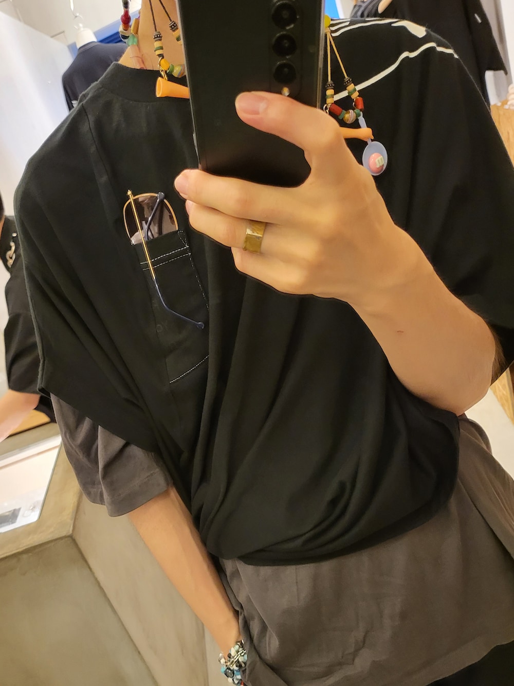 ブラック系のその他パンツ、イエロー系のブルゾン、ブラック系のTシャツ/カットソーを着用したメンズの秋コーディネートの3枚目の写真