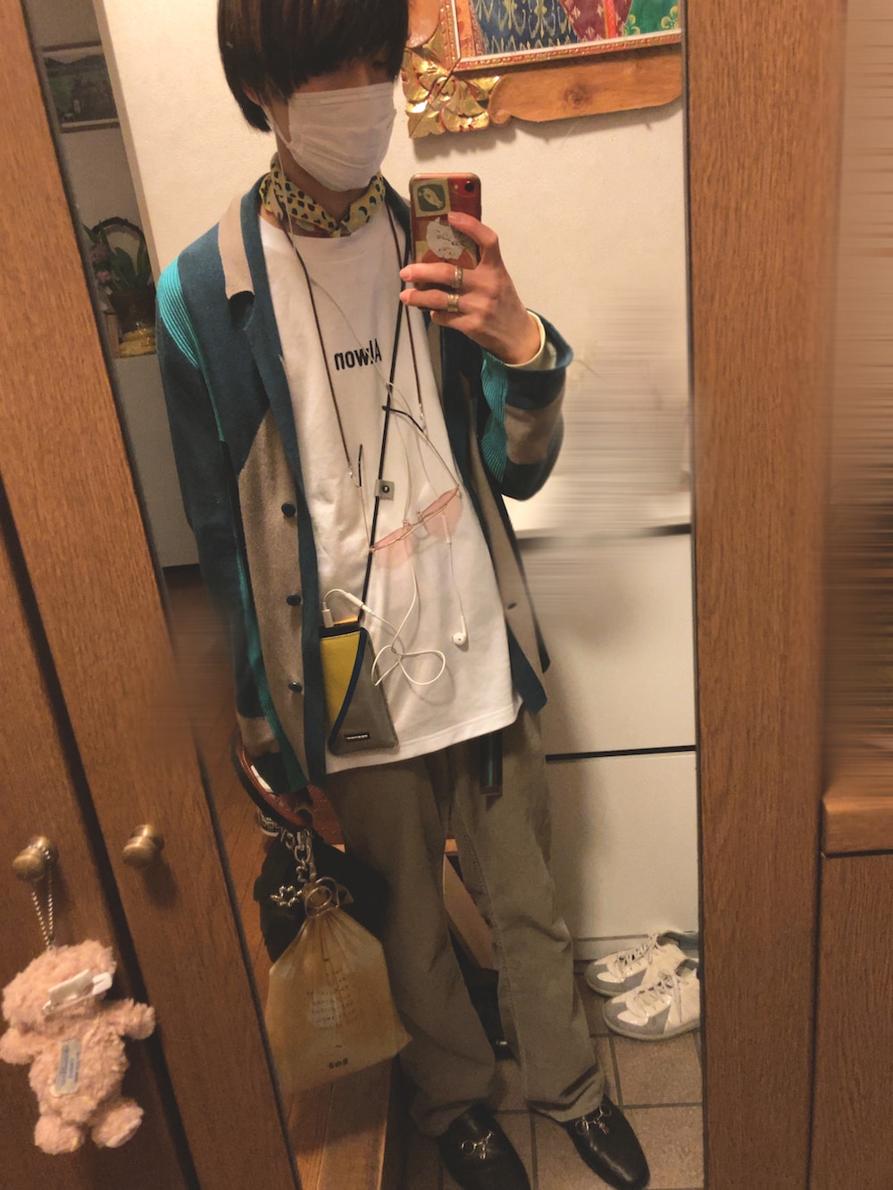 ホワイト系のTシャツ/カットソー、ベージュ系のその他パンツ、ブラック系のスリッポンを着用したメンズの春コーディネートの2枚目の写真