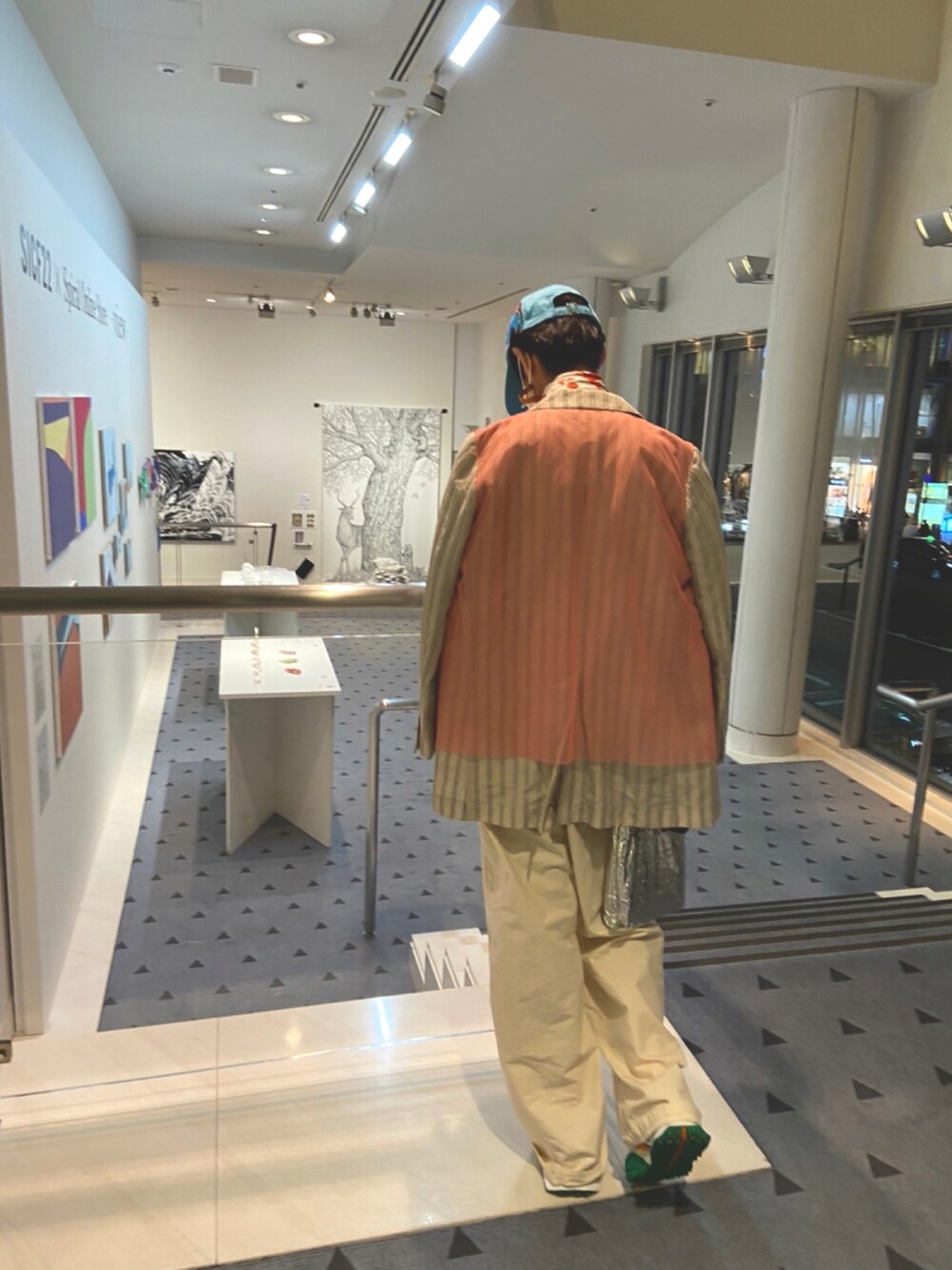 ピンク系のジャケット/アウター、ホワイト系のその他パンツ、ホワイト系のスニーカーを着用したメンズの冬コーディネートの3枚目の写真