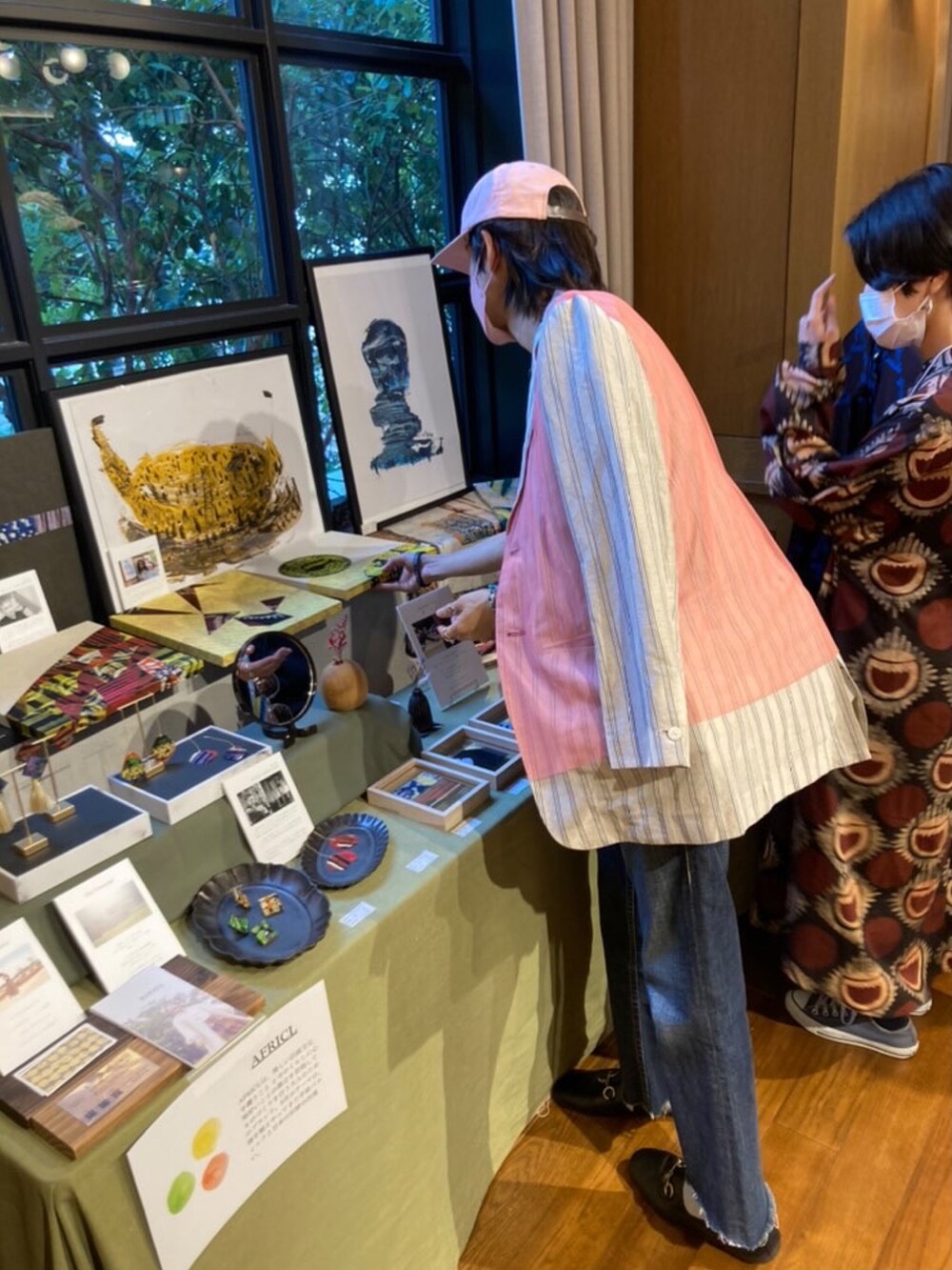 ホワイト系のTシャツ/カットソー、ブルー系のデニムパンツ、ピンク系のジャケット/アウターを着用したメンズの秋コーディネートの2枚目の写真