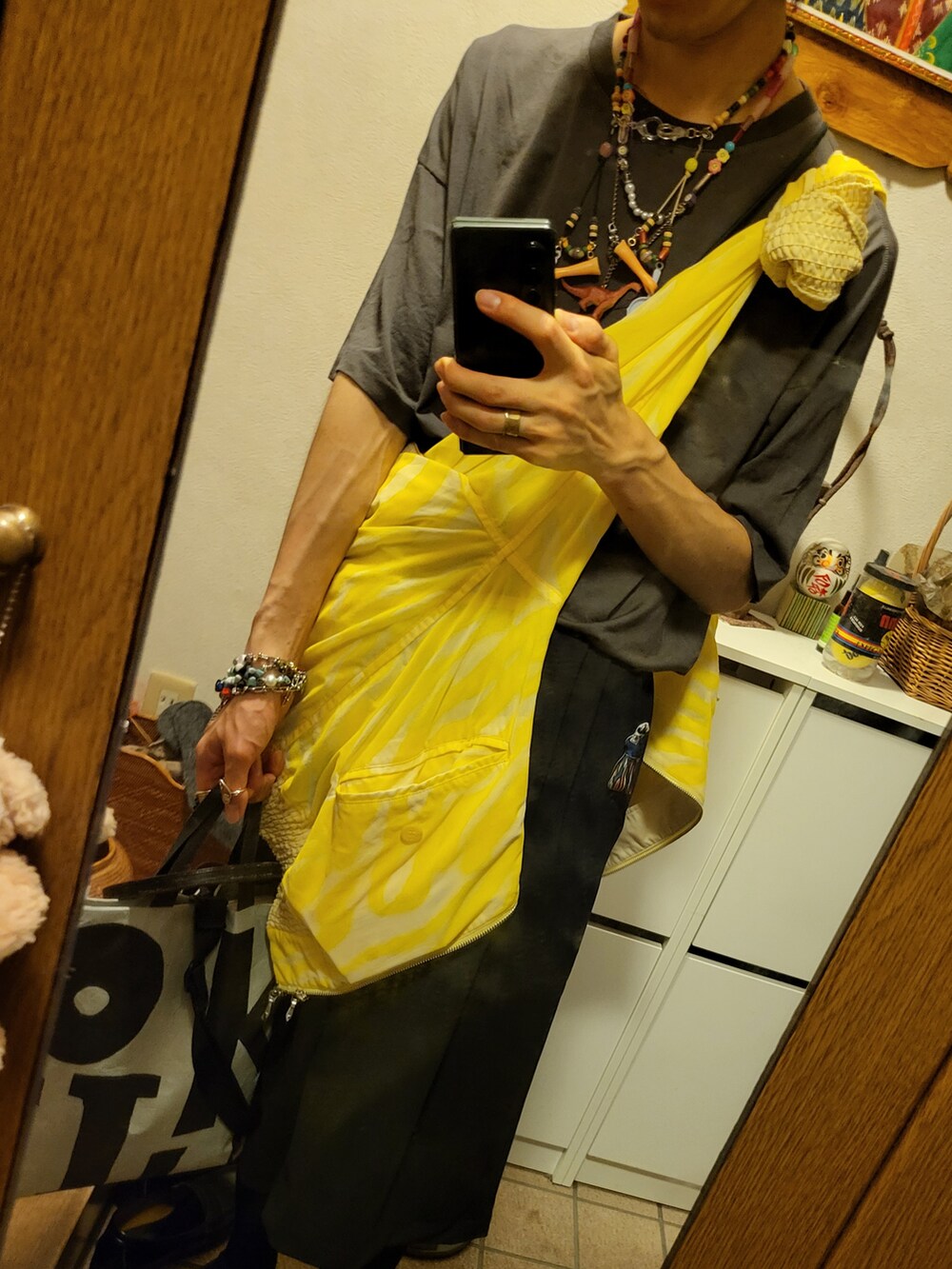 ブラック系のその他パンツ、イエロー系のブルゾン、ブラック系のTシャツ/カットソーを着用したメンズの秋コーディネートの2枚目の写真