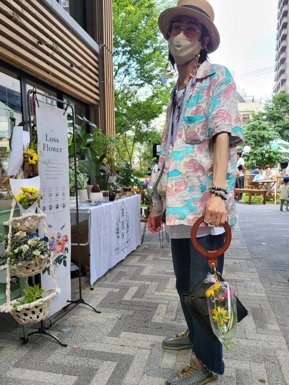 その他のシャツ/ブラウス、グリーン系のバッグ、ブルー系のデニムパンツを着用したメンズの秋コーディネートの2枚目の写真