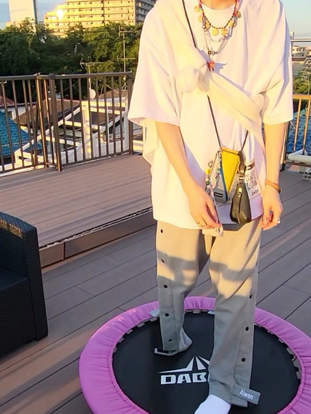 グレー系のスウェットパンツ、ホワイト系のTシャツ/カットソー、ホワイト系のその他トップスを着用したメンズの夏コーディネートの3枚目の写真