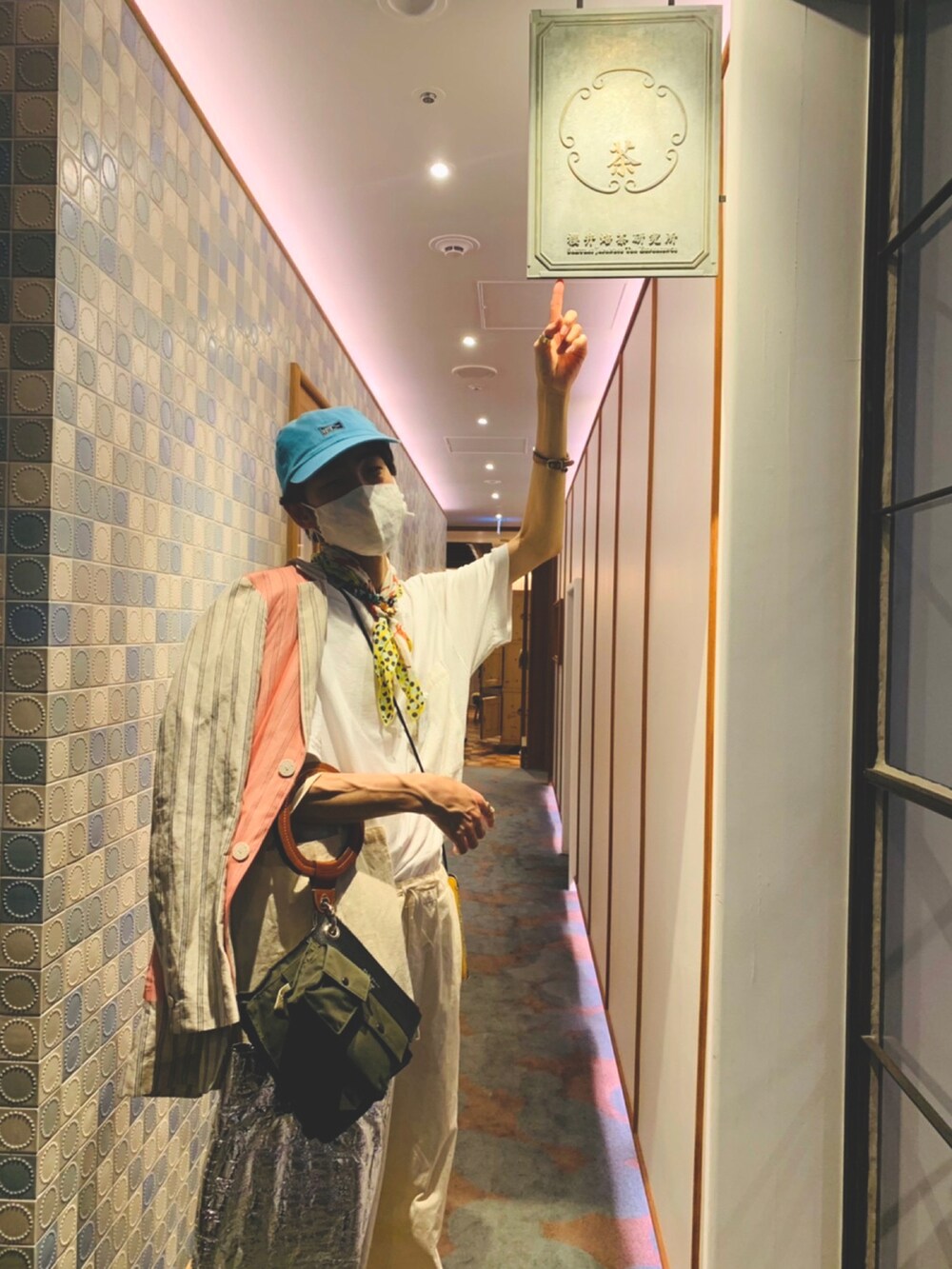 ピンク系のジャケット/アウター、ホワイト系のその他パンツ、ホワイト系のスニーカーを着用したメンズの冬コーディネートの4枚目の写真