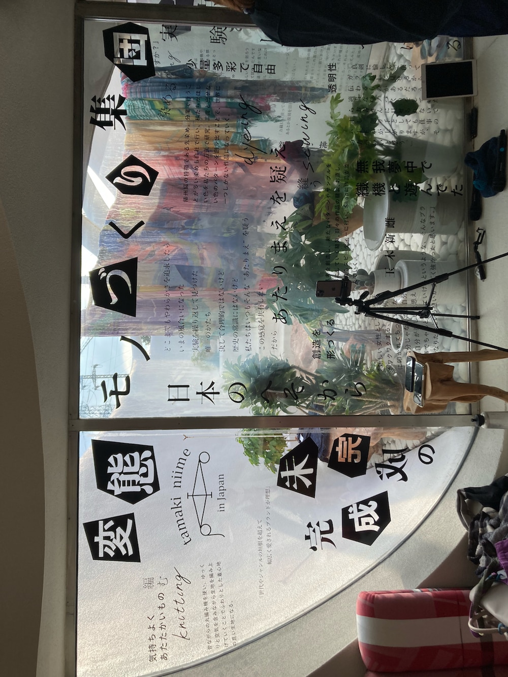 ホワイト系のオールインワン・サロペット、オレンジ系のスニーカー、その他のアクセサリーを着用したメンズの冬コーディネートの3枚目の写真