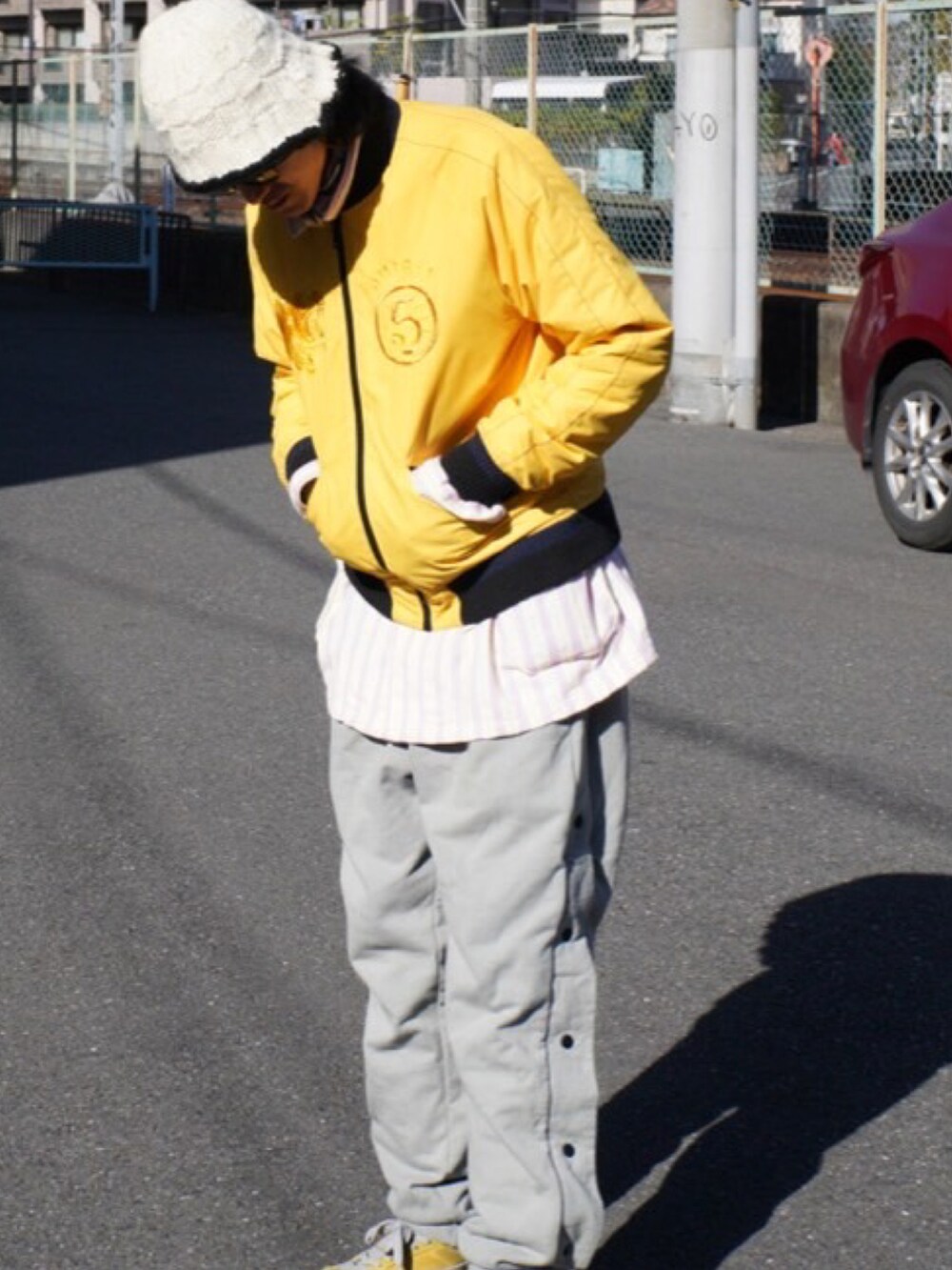 グレー系のスウェットパンツ、イエロー系のブルゾン、その他のその他を着用したメンズの冬コーディネートの2枚目の写真