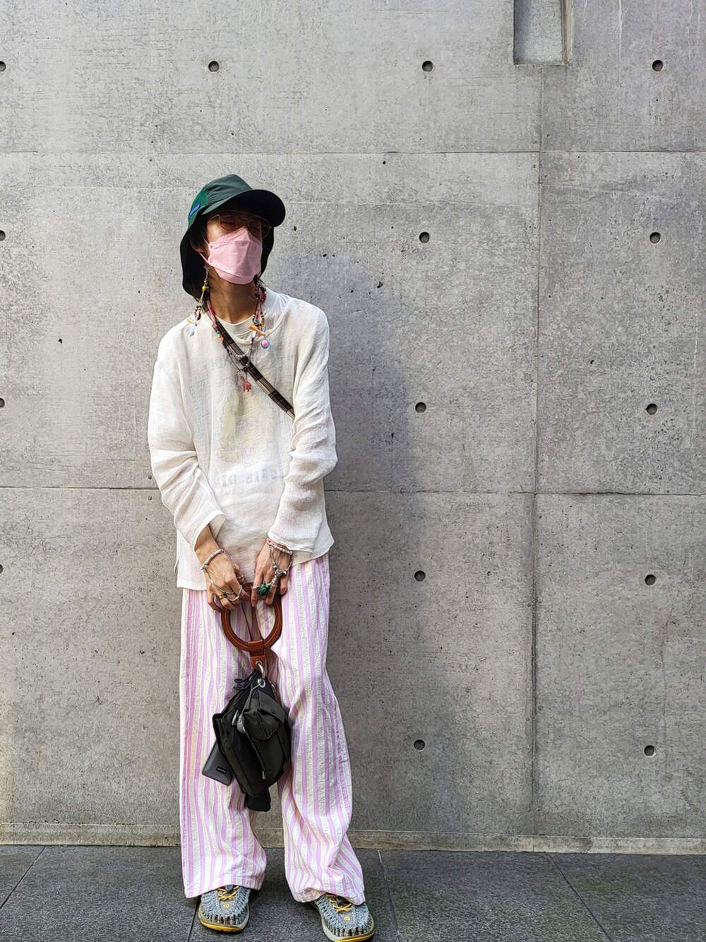 ホワイト系のその他トップス、グリーン系のバッグ、その他のその他を着用したメンズの秋コーディネートの2枚目の写真