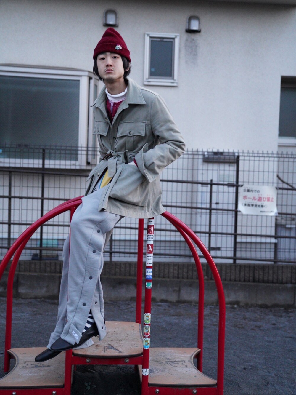 グレー系のスウェットパンツ、ブラック系のスリッポンを着用したメンズの春コーディネートの2枚目の写真