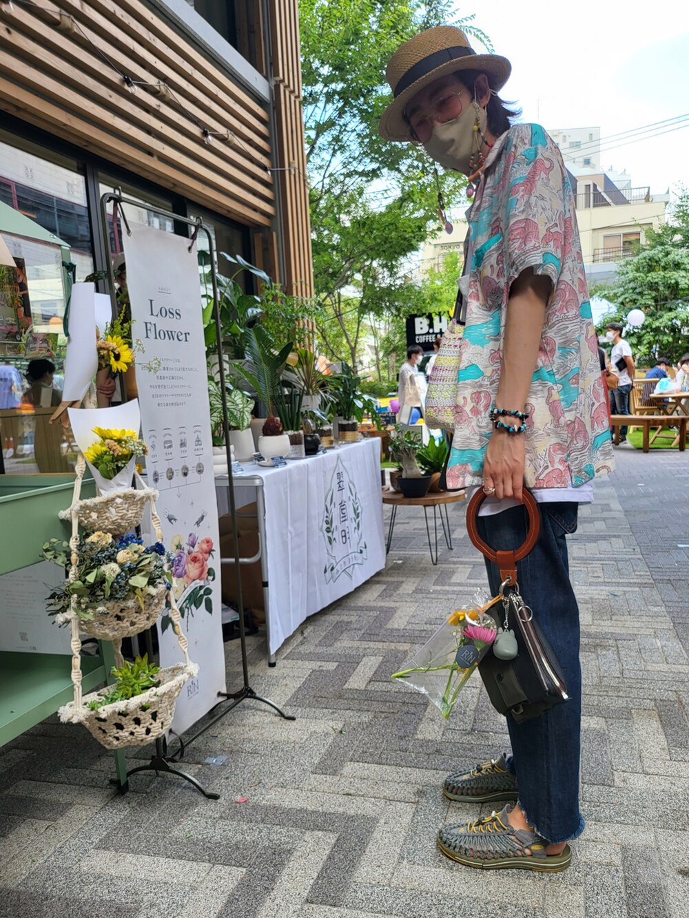 その他のシャツ/ブラウス、グリーン系のバッグ、ブルー系のデニムパンツを着用したメンズの秋コーディネートの3枚目の写真